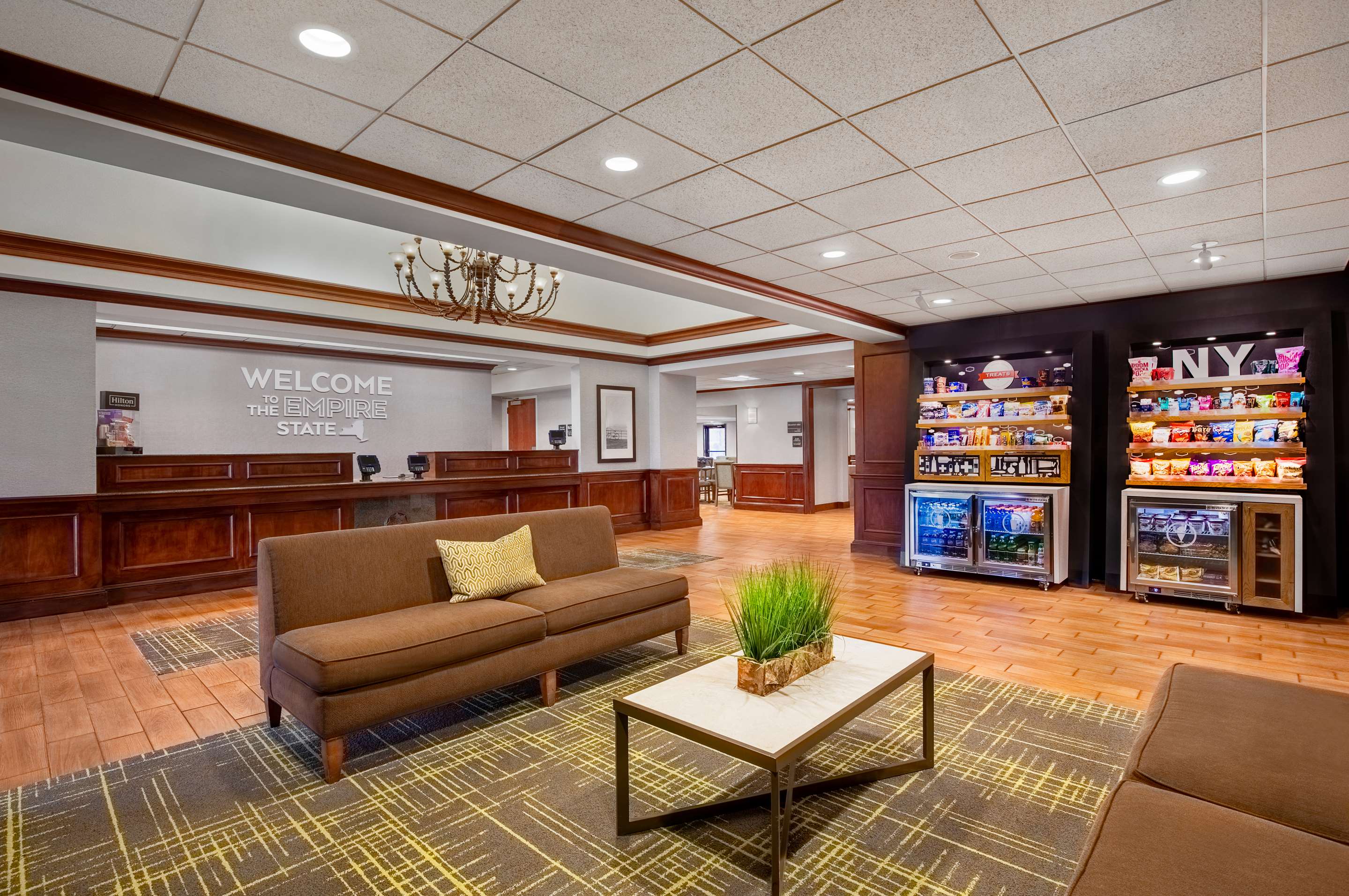 Lobby | Hampton Inn Long Island-Brookhaven