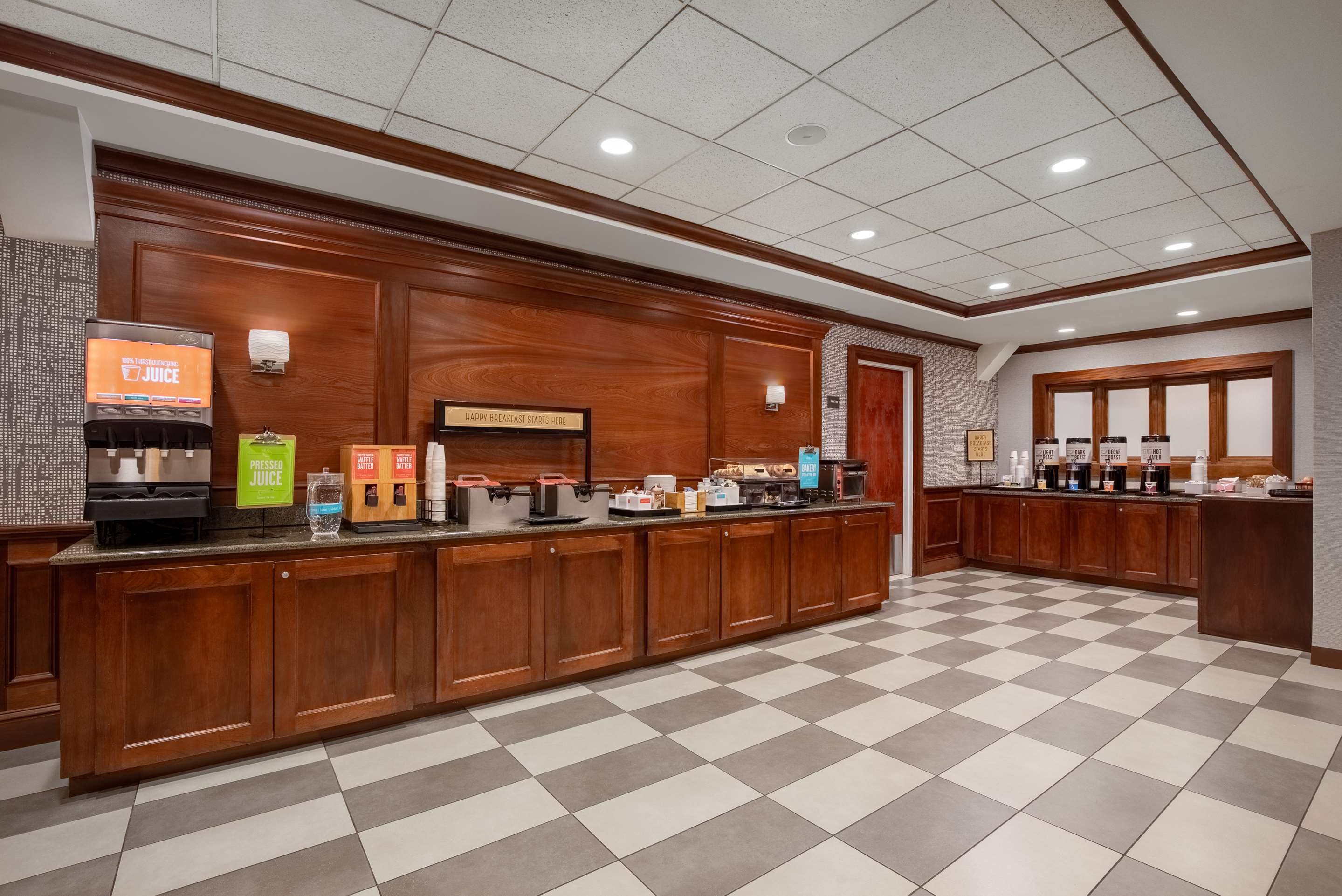 Breakfast Area | Hampton Inn Long Island-Brookhaven