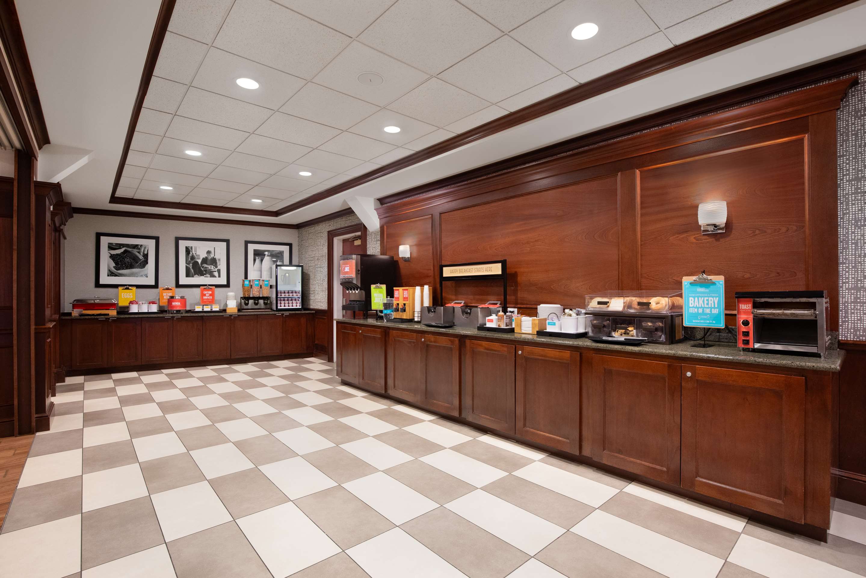 Breakfast Area | Hampton Inn Long Island-Brookhaven