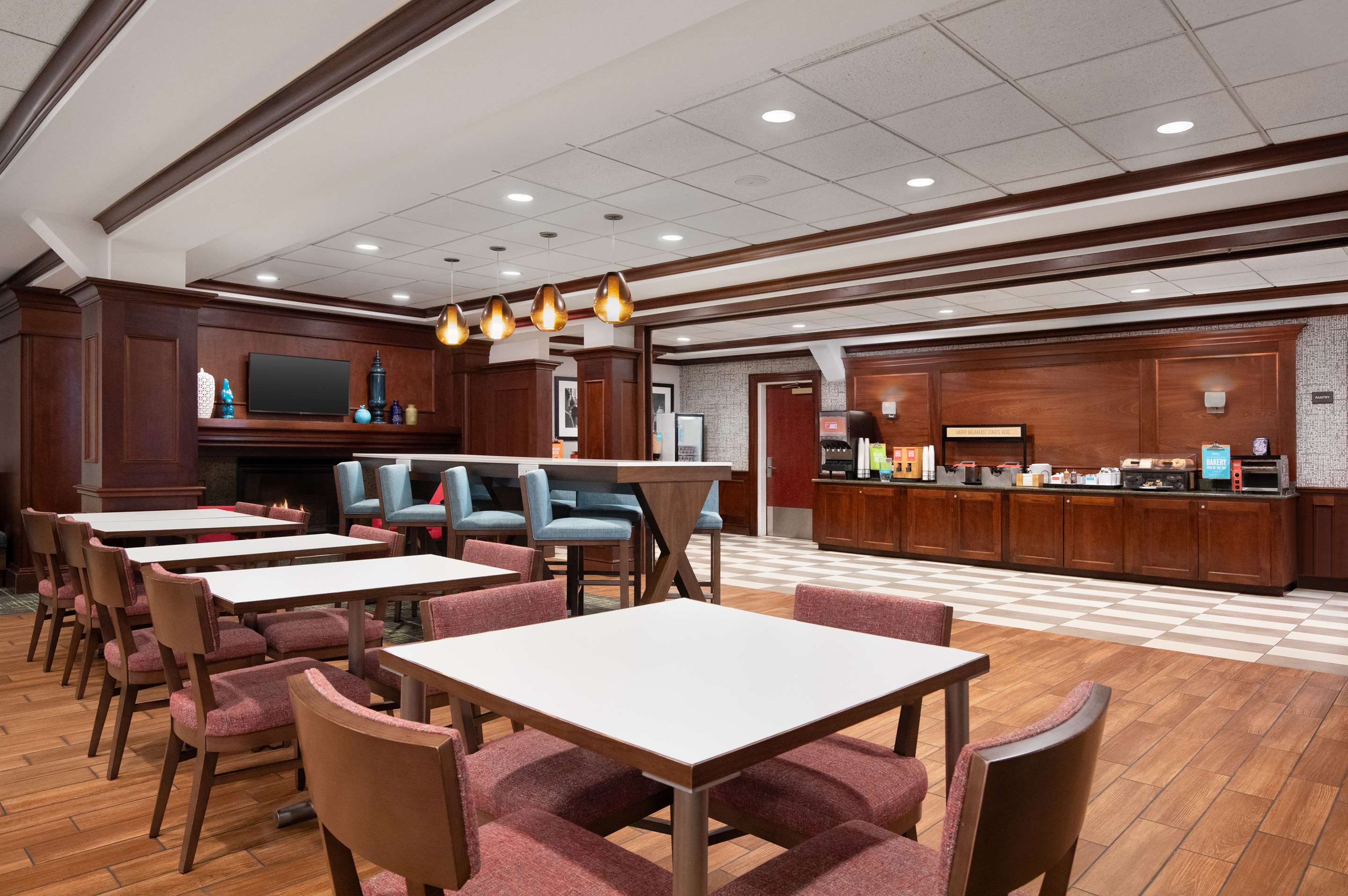 Breakfast Area | Hampton Inn Long Island-Brookhaven