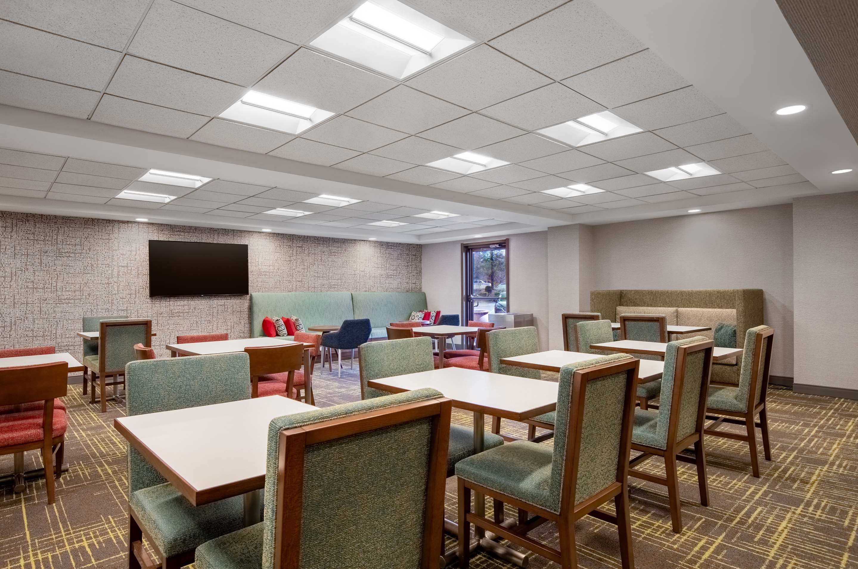Breakfast Area | Hampton Inn Long Island-Brookhaven