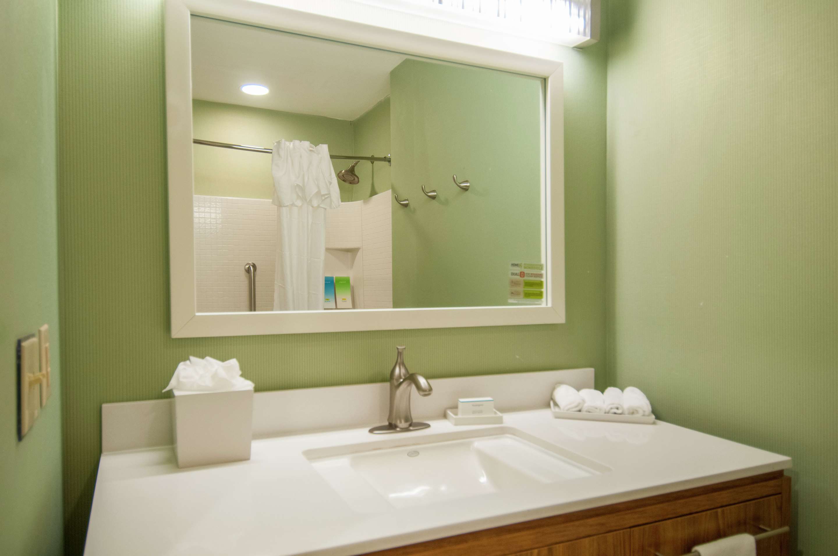 Guest room bath