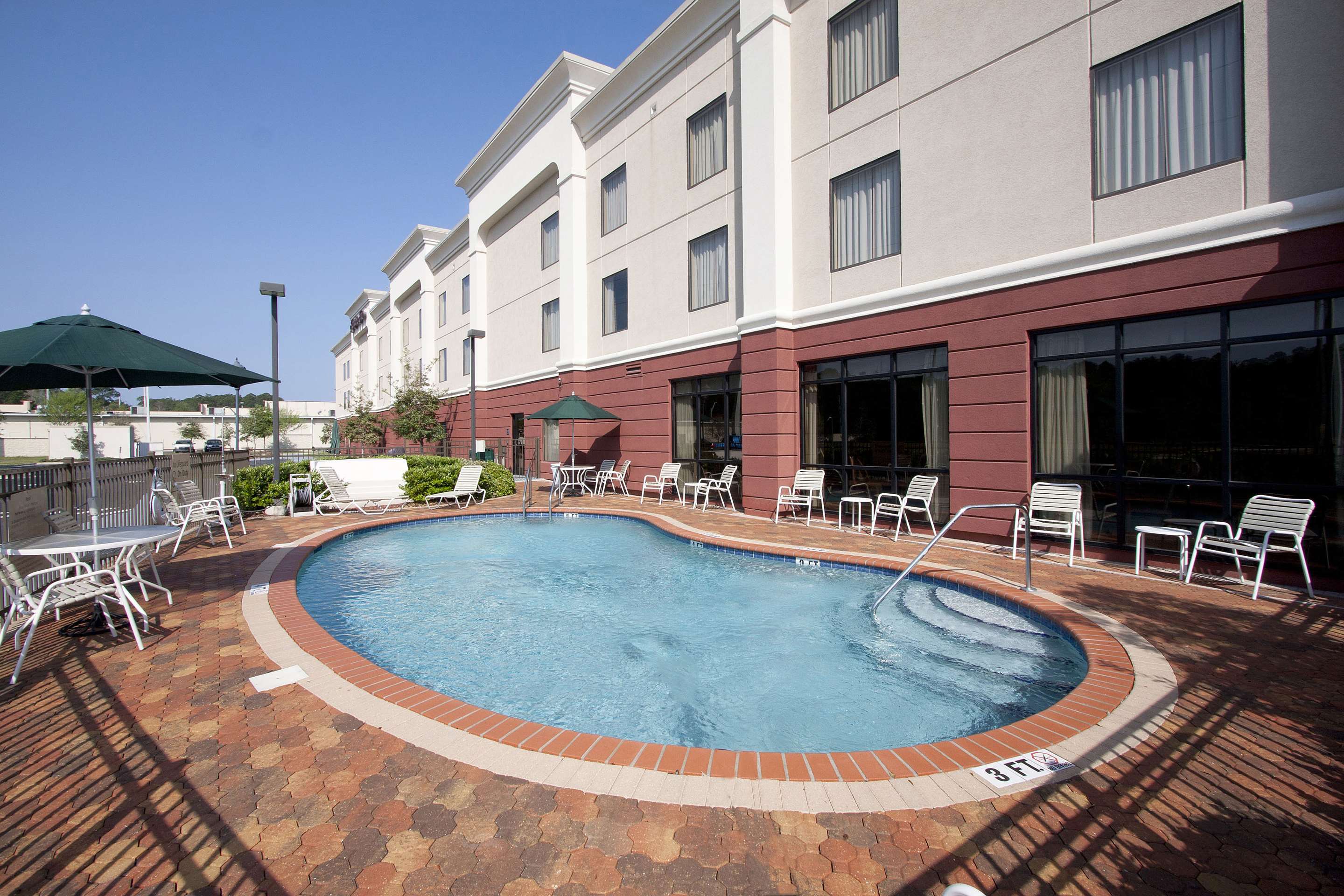 Pool | Hampton Inn Jacksonville I-10 West