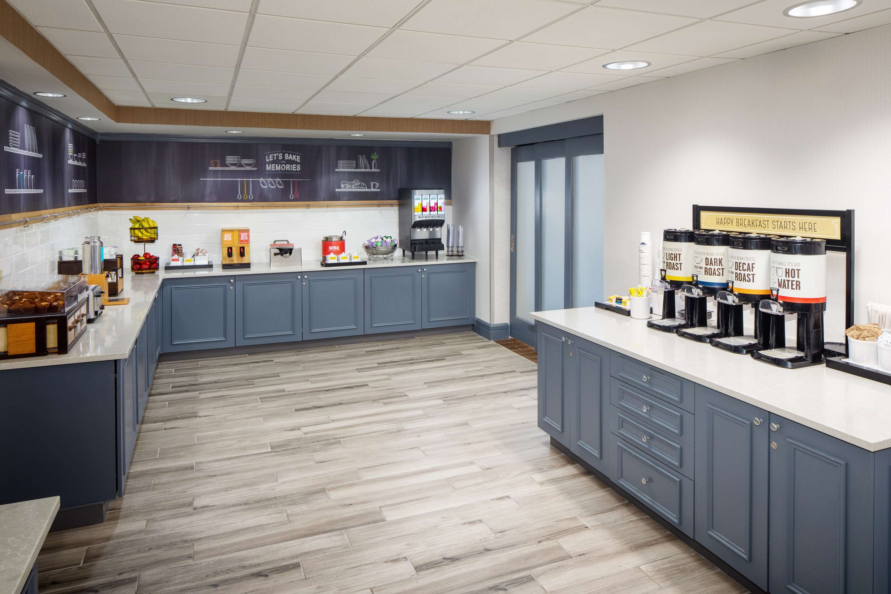 Breakfast Area | Hampton Inn by Hilton Garden City Long Island