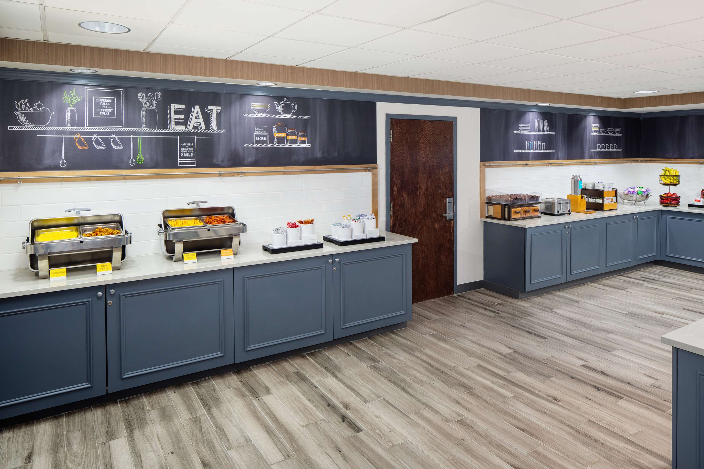 Breakfast Area | Hampton Inn by Hilton Garden City Long Island