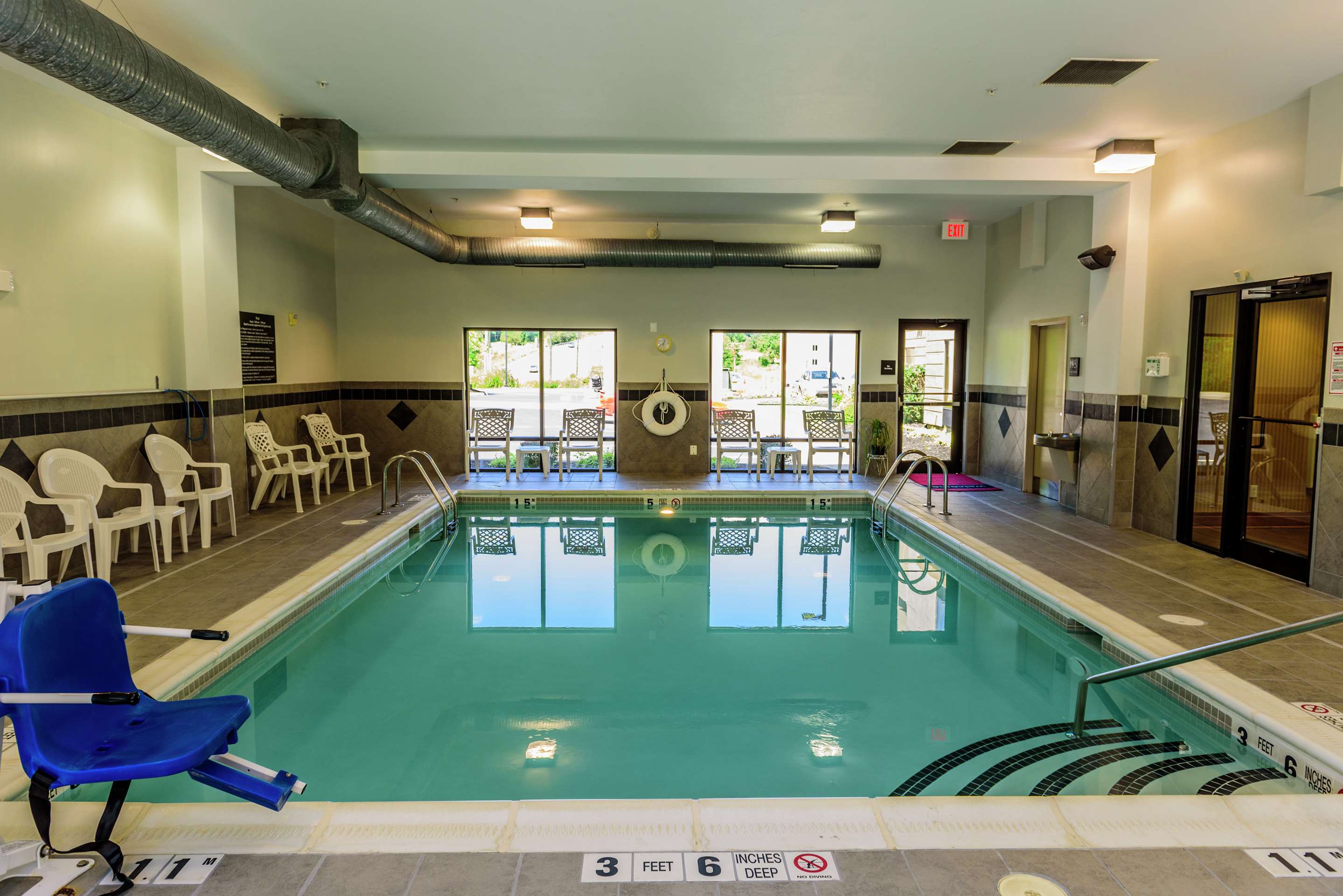 Pool | Hampton Inn & Suites Jamestown