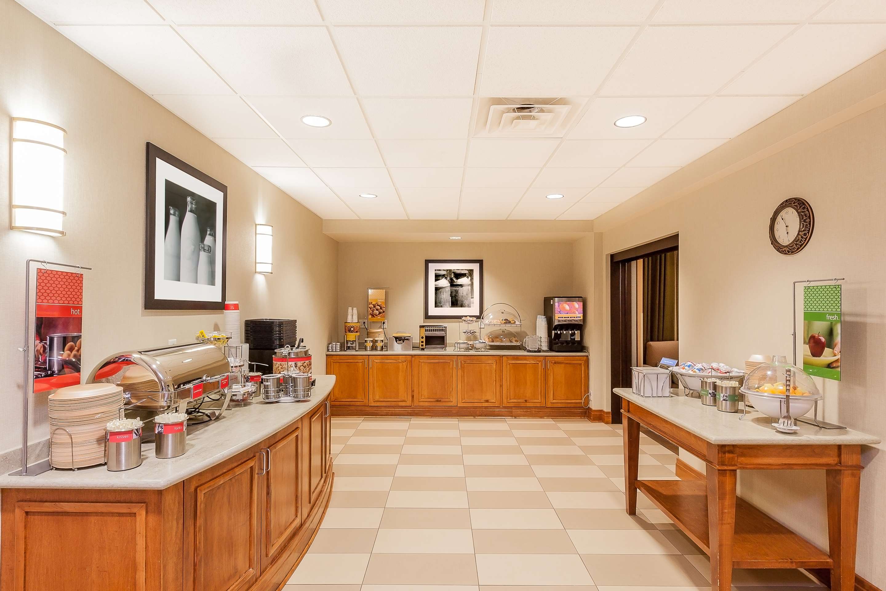 Restaurant | Hampton Inn & Suites Jamestown