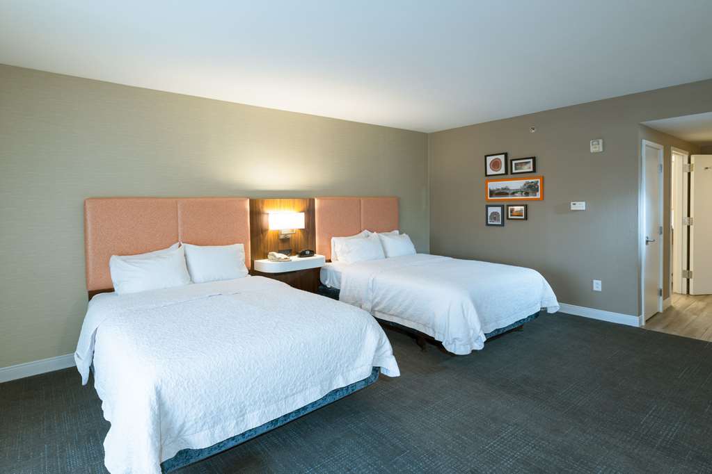 Hampton Inn and Suites Jamestown Room Type - 2 QNS ACCESSIBLE W TUB NS