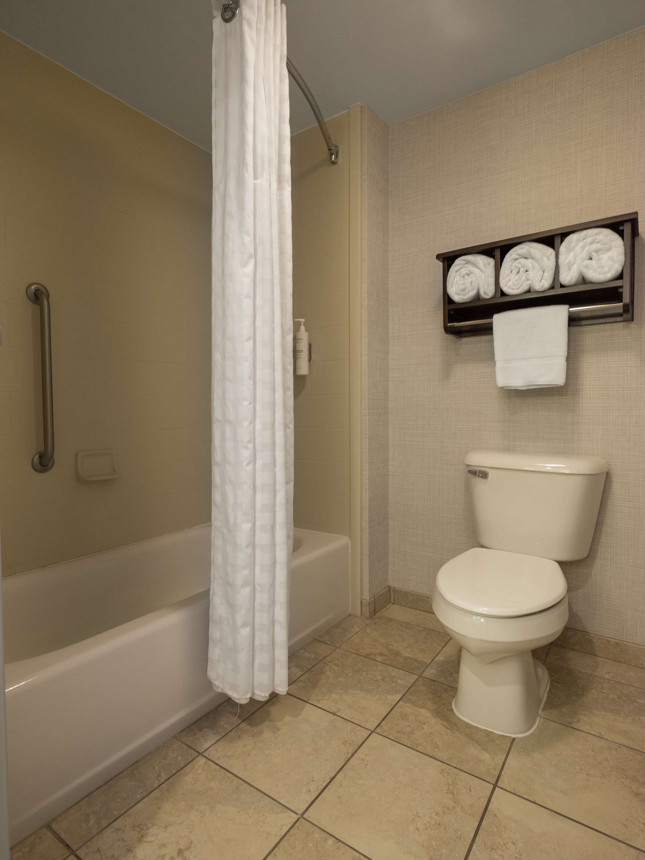 Guest room bath