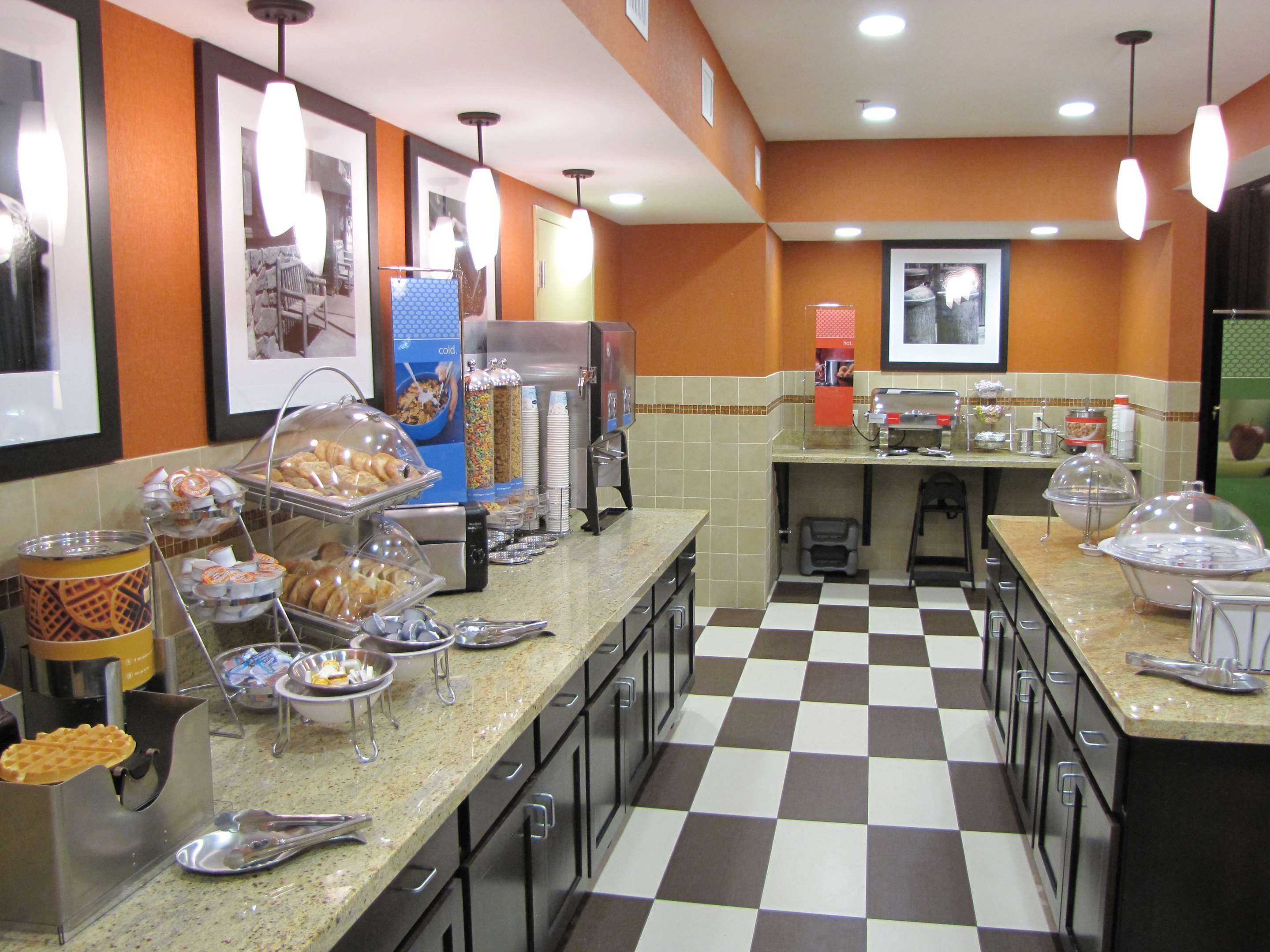 Restaurant | Hampton Inn & Suites Jamestown, ND