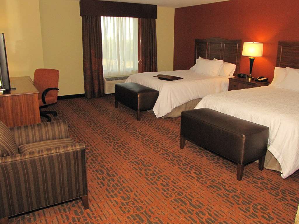 HAMPTON INN SUITES JAMESTOWN ND Room Type - 2QN MOB HEARING ACC TUB NS