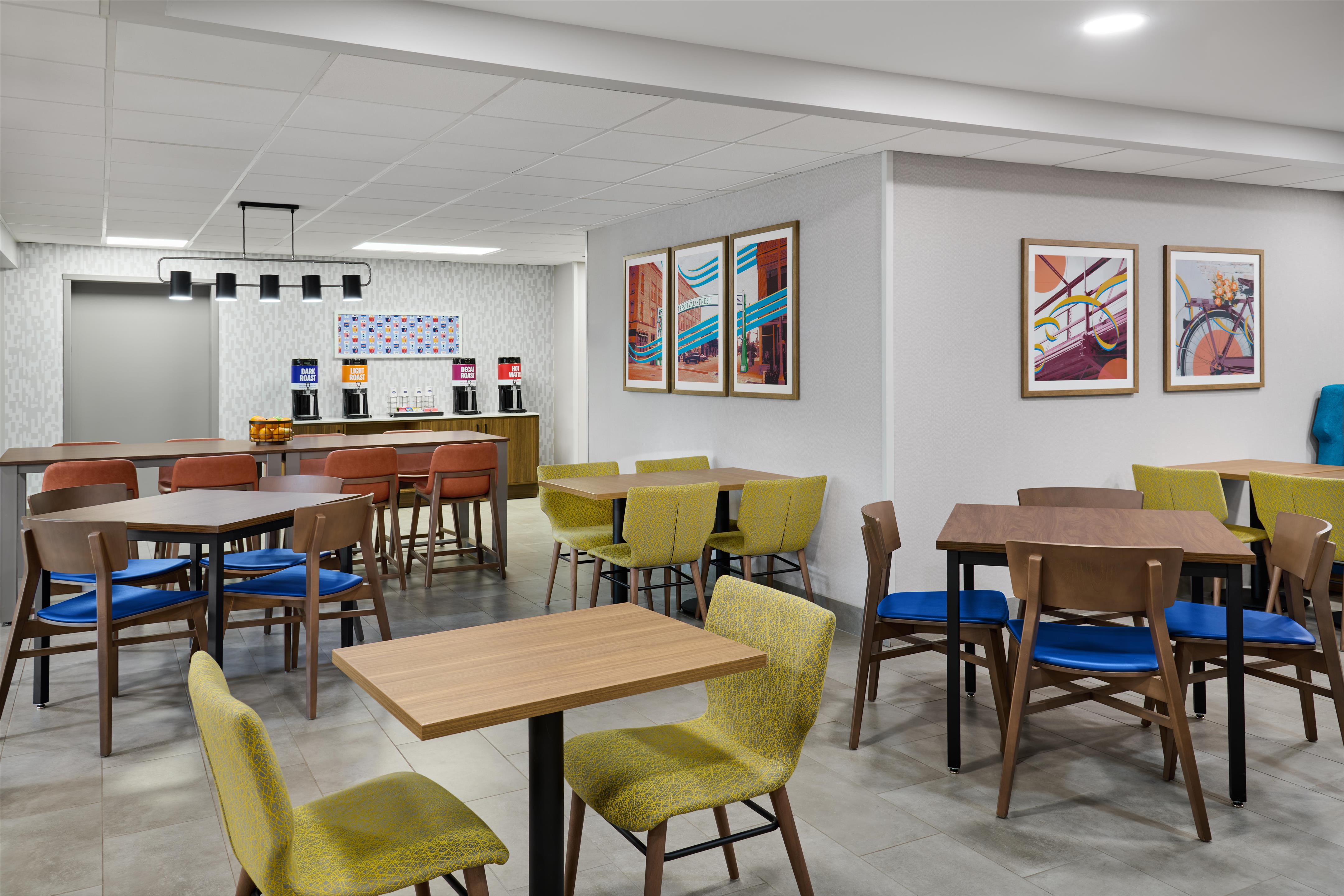 Breakfast Area | Hampton Inn Janesville