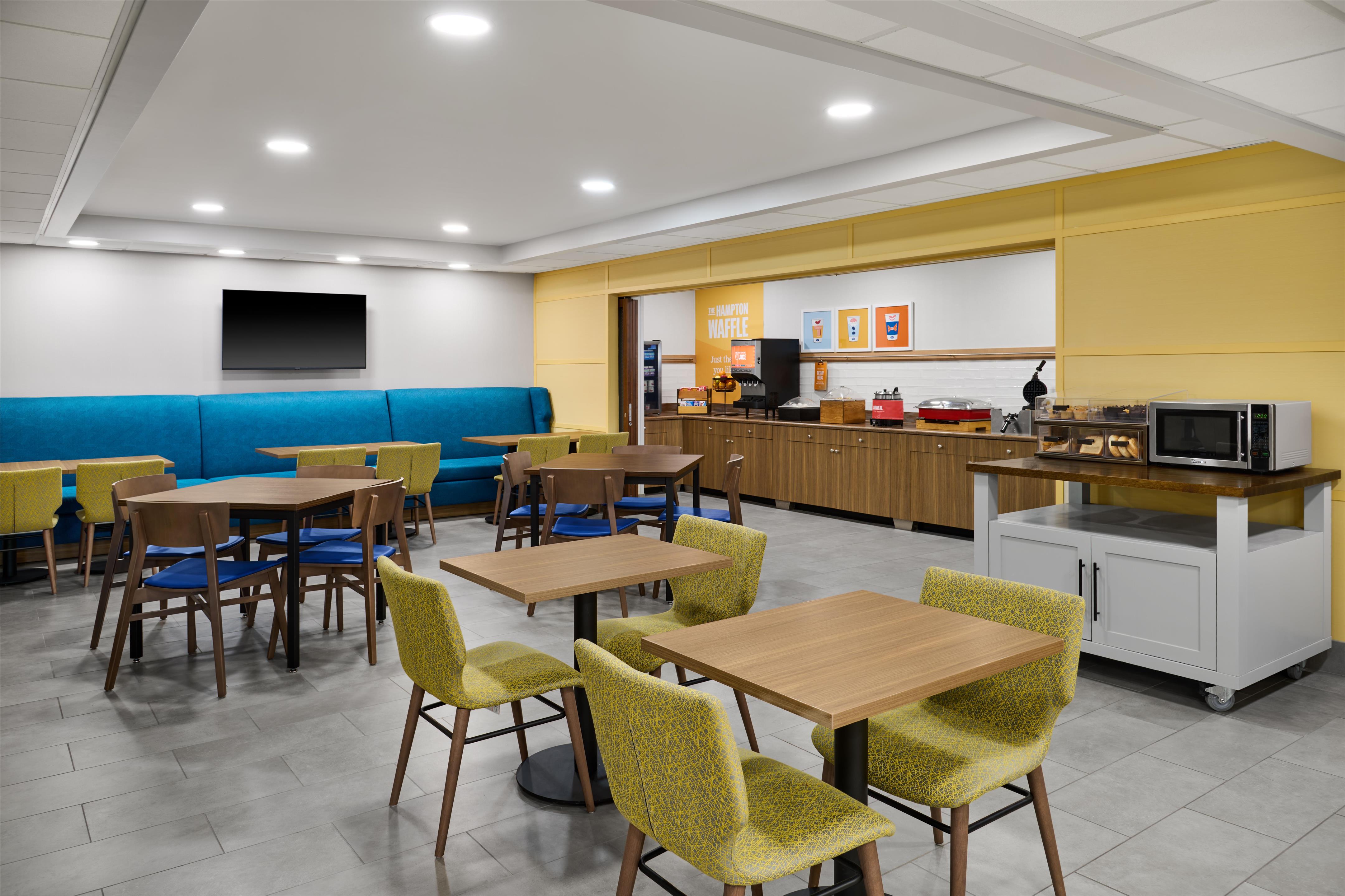 Breakfast Area | Hampton Inn Janesville