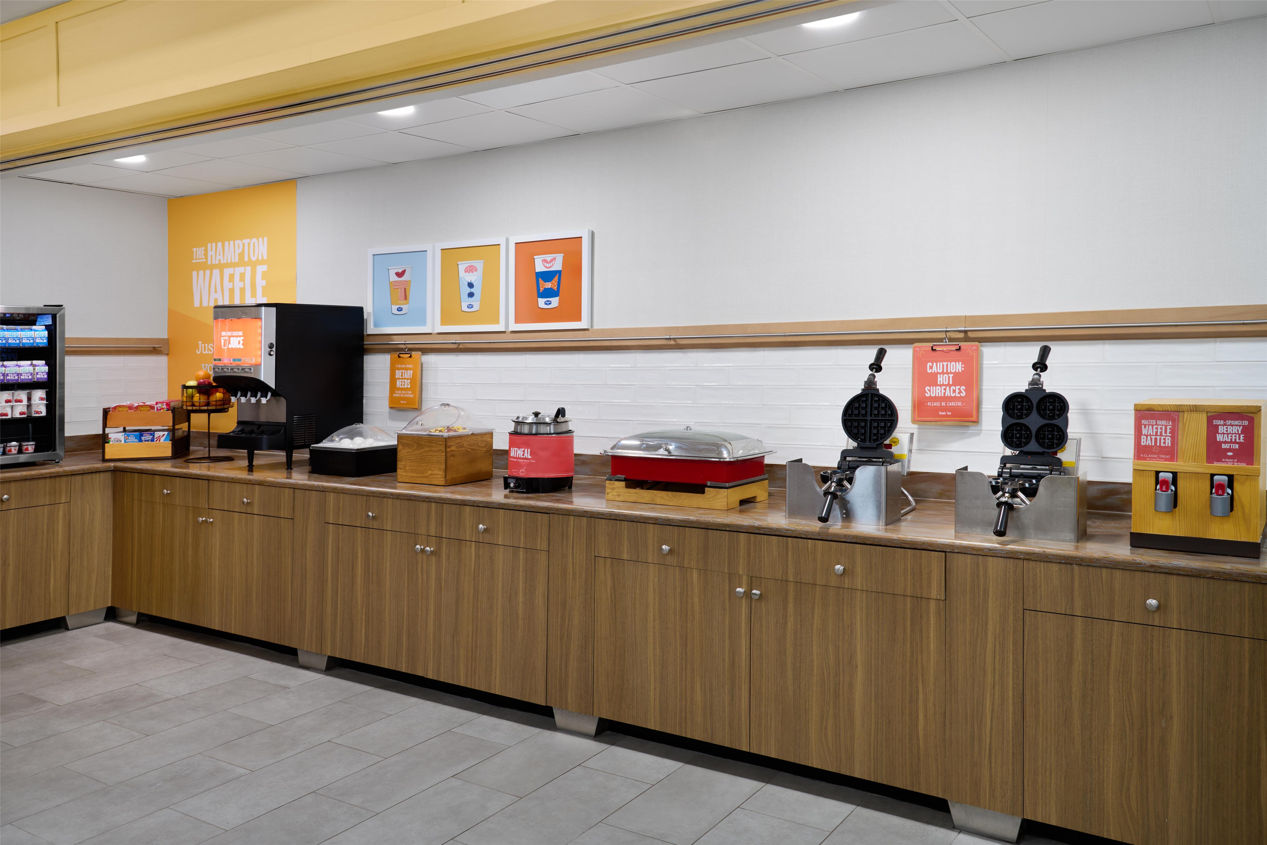 Breakfast Area | Hampton Inn Janesville