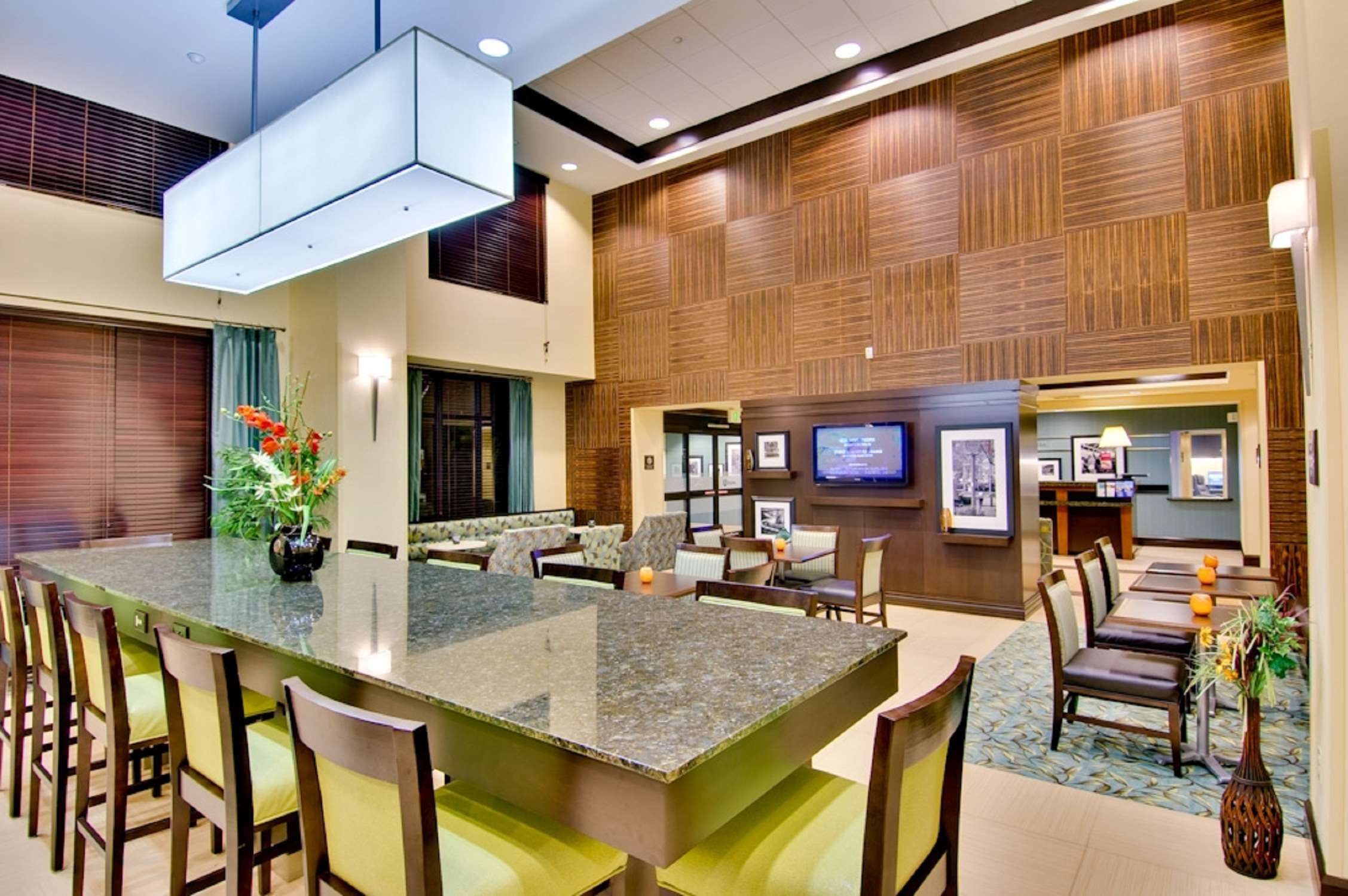 Breakfast Area | Hampton Inn & Suites Moreno Valley