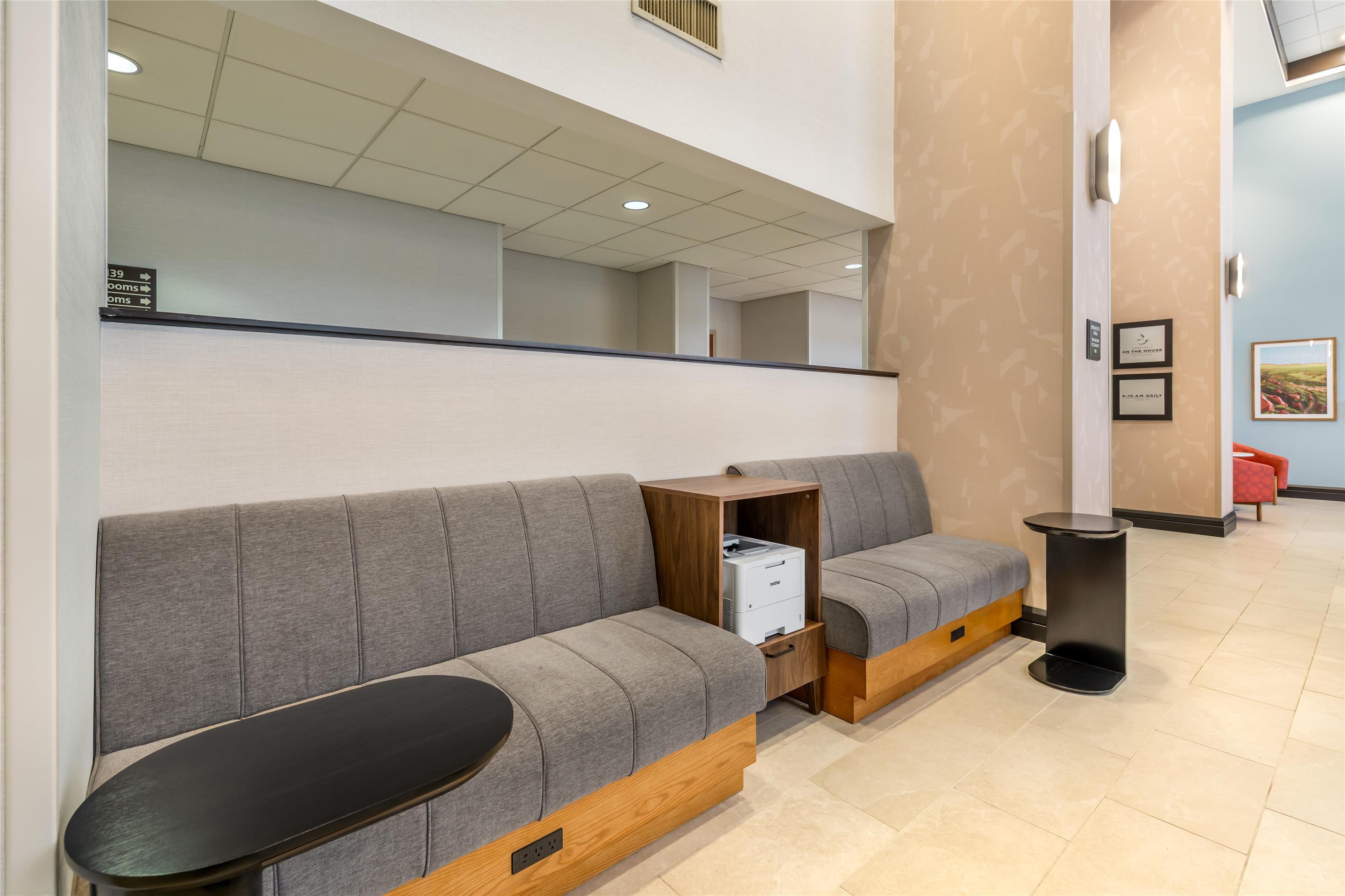 Lobby | Hampton Inn & Suites Moreno Valley