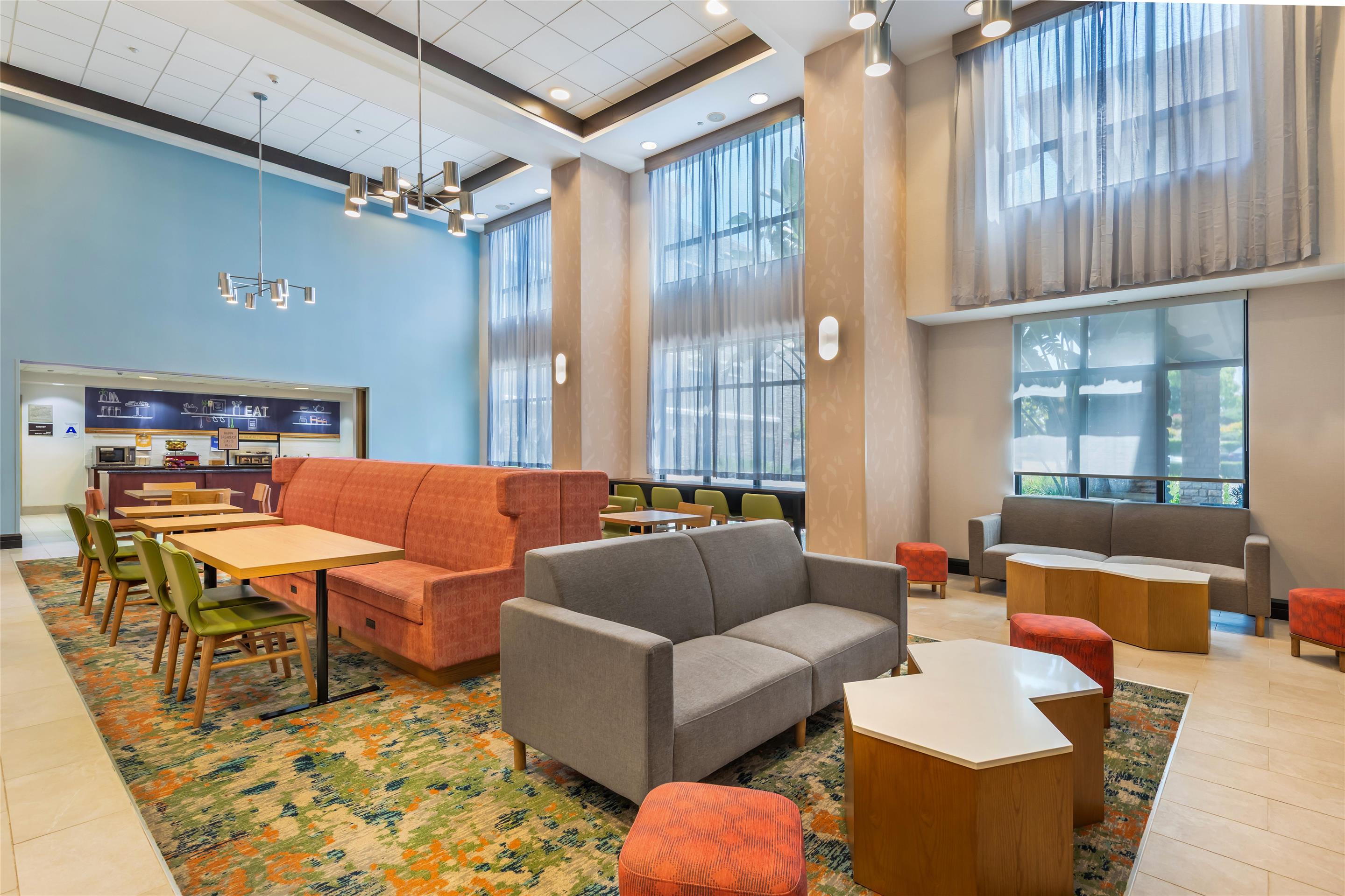 Lobby | Hampton Inn & Suites Moreno Valley