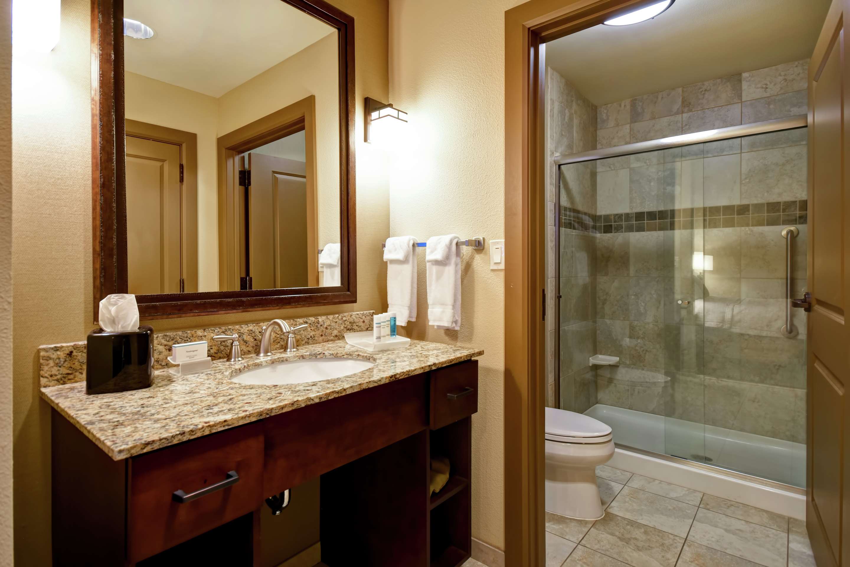 Guest room bath
