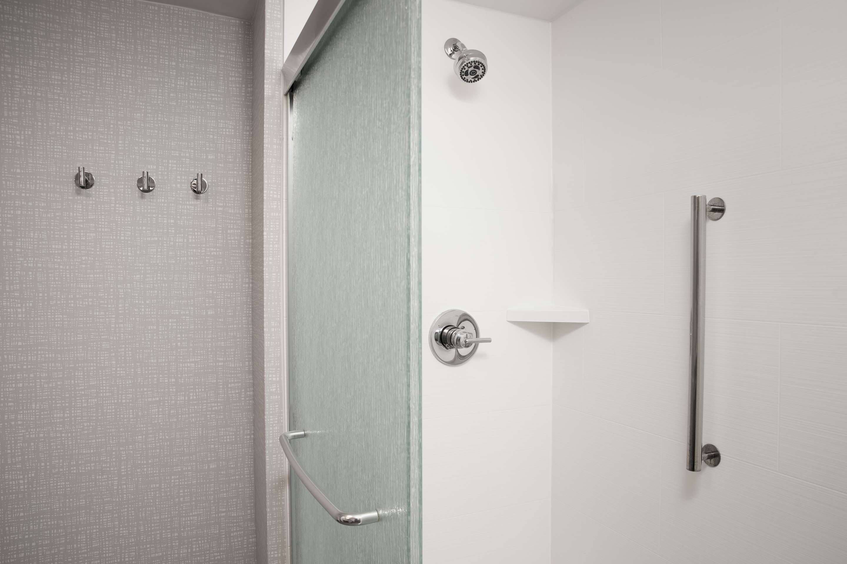 Guest room bath