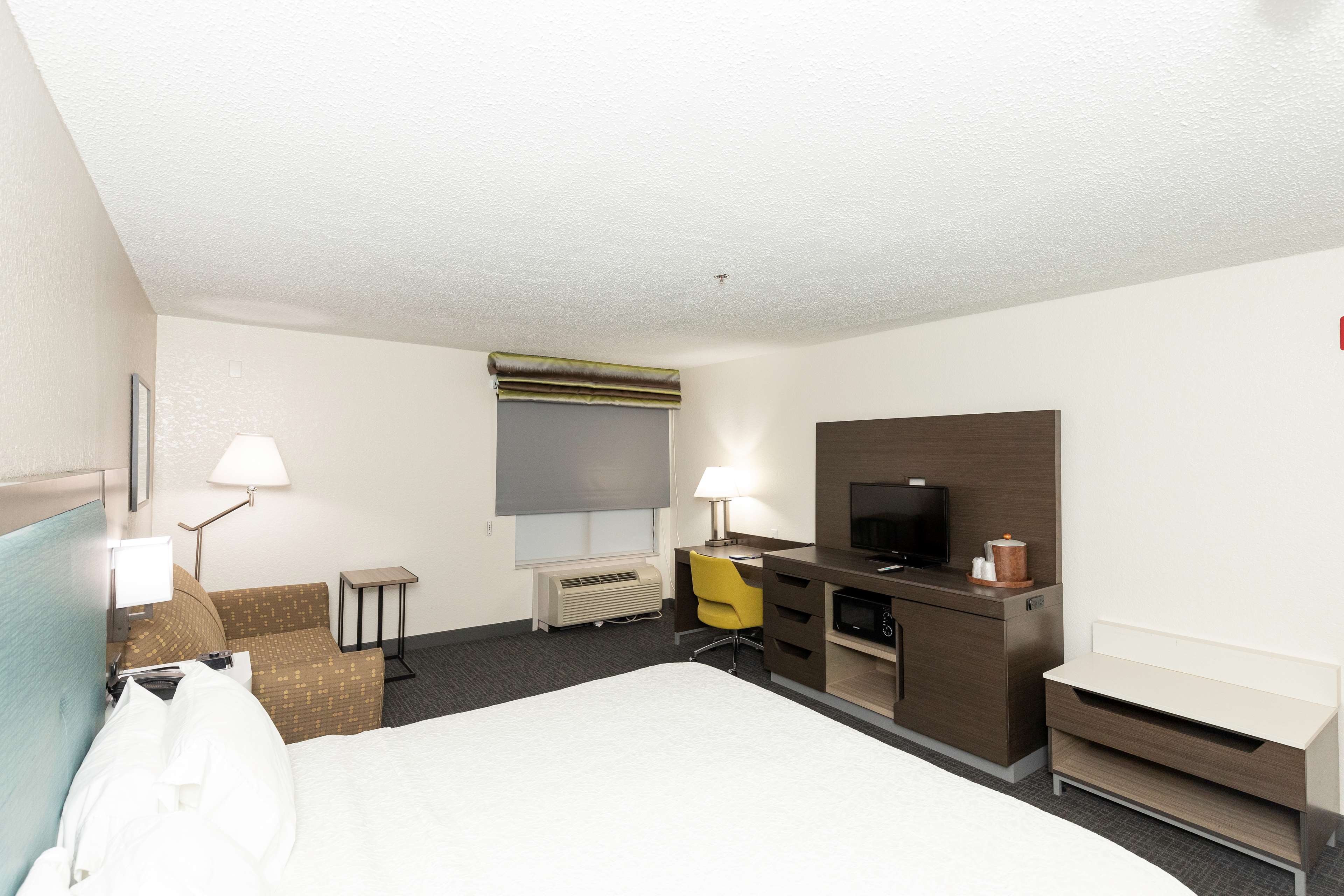 Hampton Inn Kerrville Room Type - 1 KING W  FRIDGE MICROWAVE
