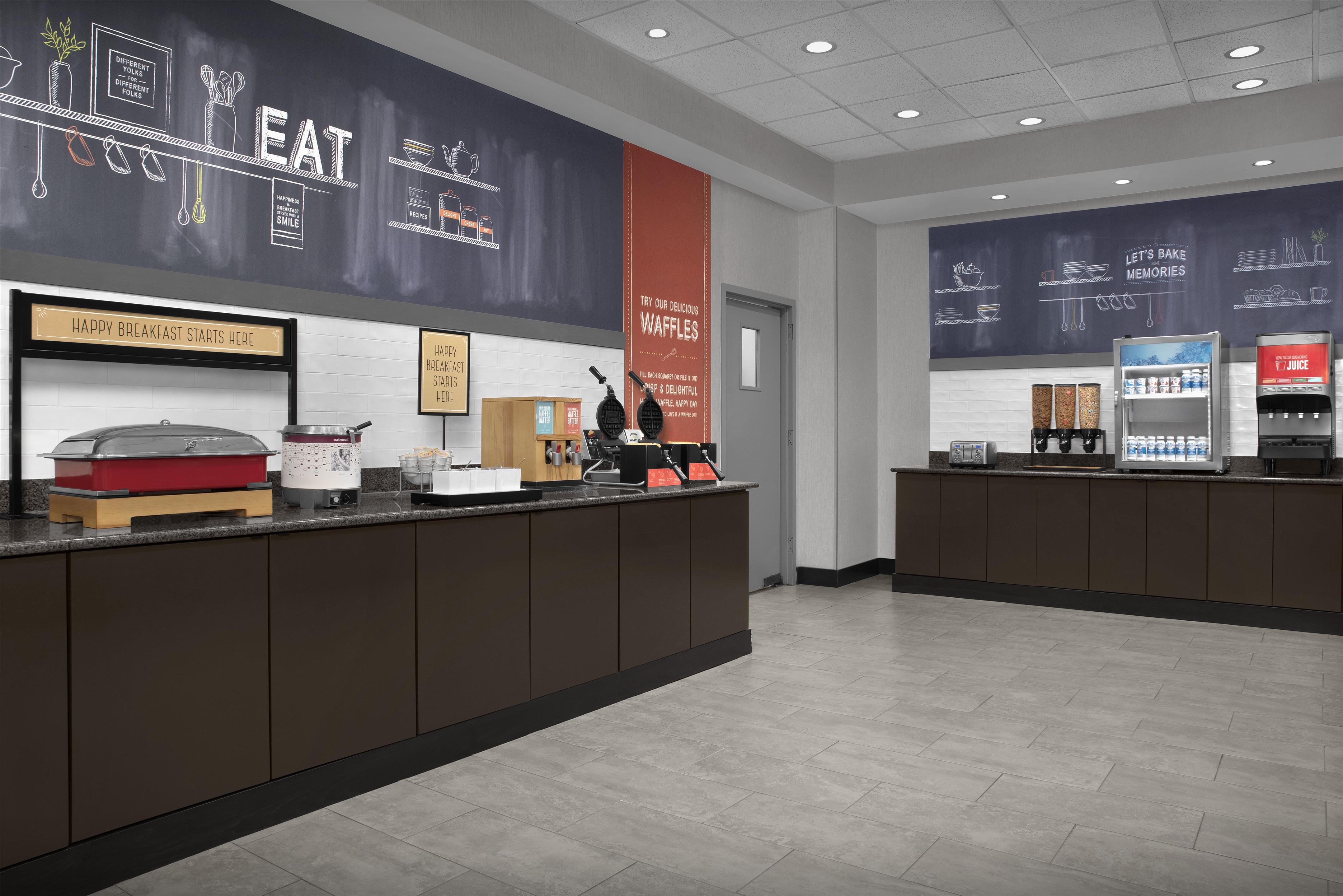 Breakfast Area | Hampton Inn & Suites Lakeland-South Polk Parkway