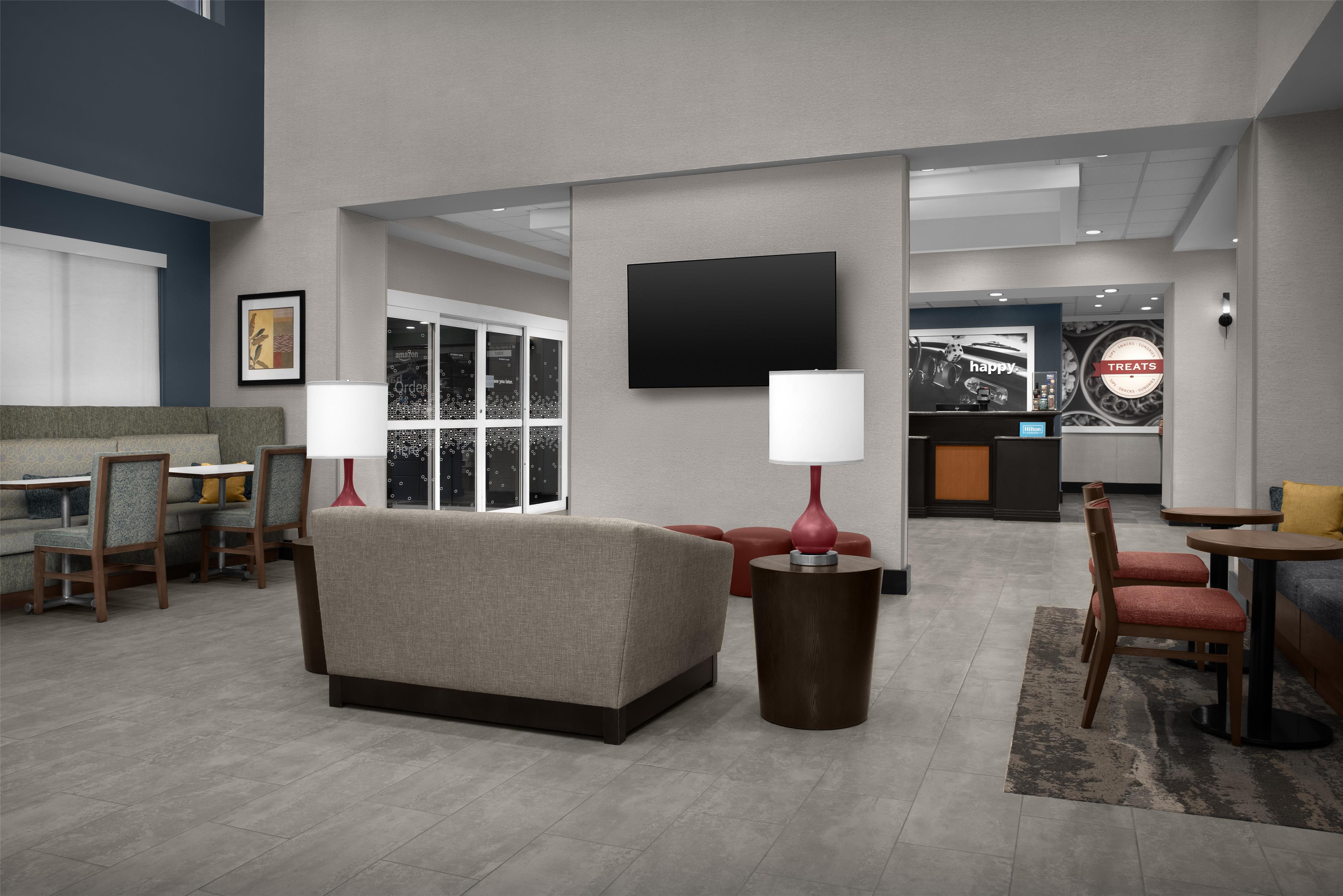 Lobby | Hampton Inn & Suites Lakeland-South Polk Parkway