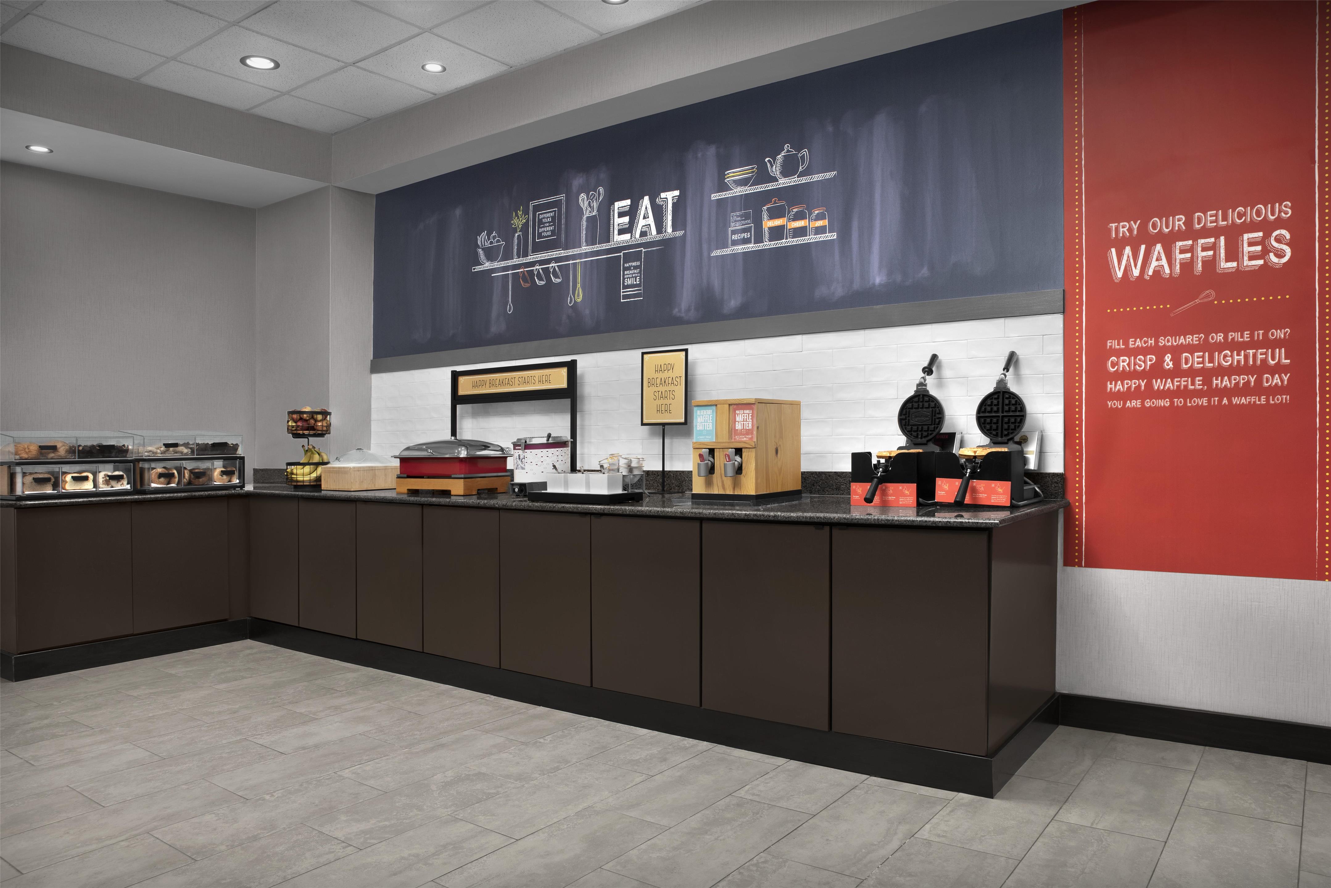 Breakfast Area | Hampton Inn & Suites Lakeland-South Polk Parkway