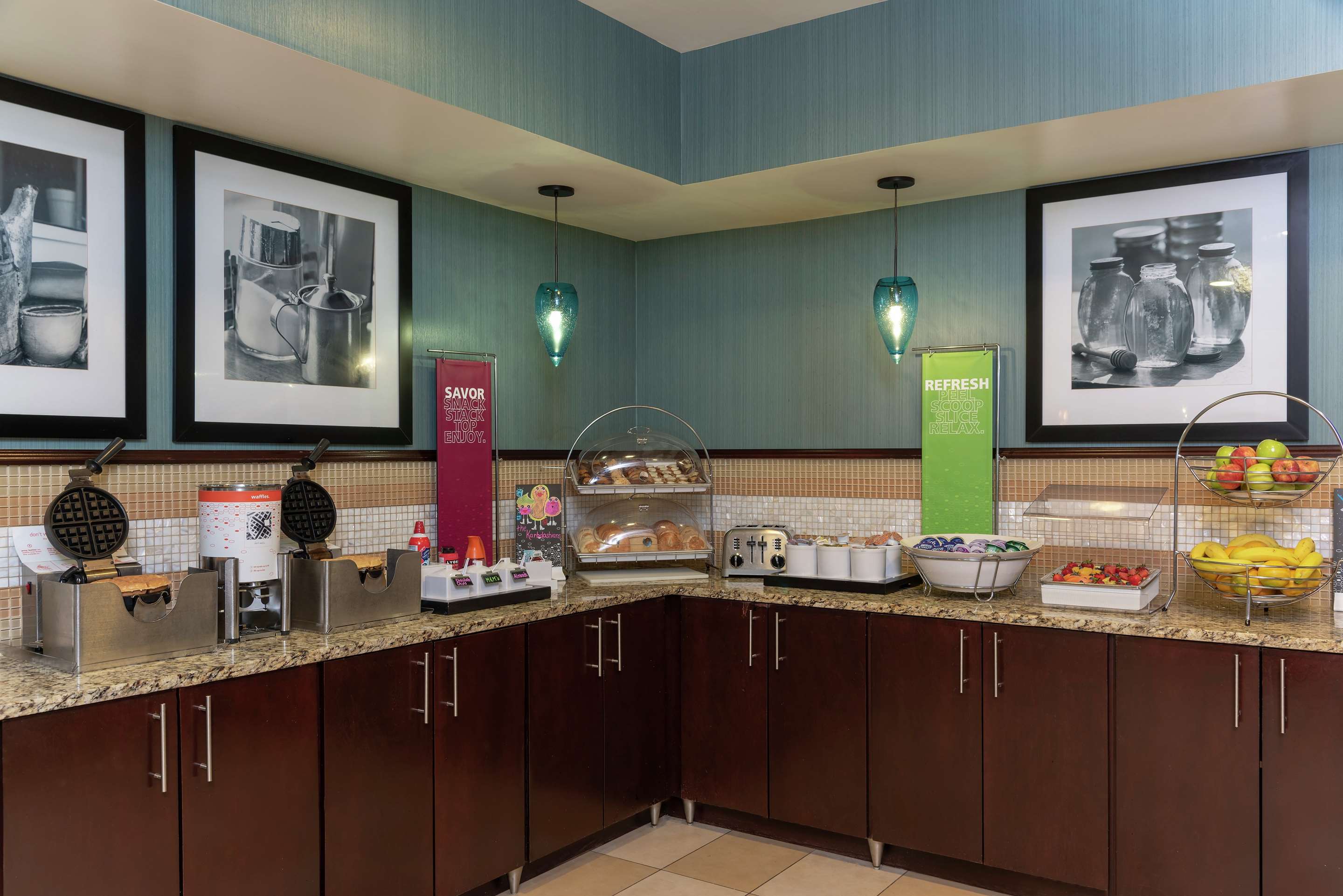 Breakfast Area | Hampton Inn East Lansing