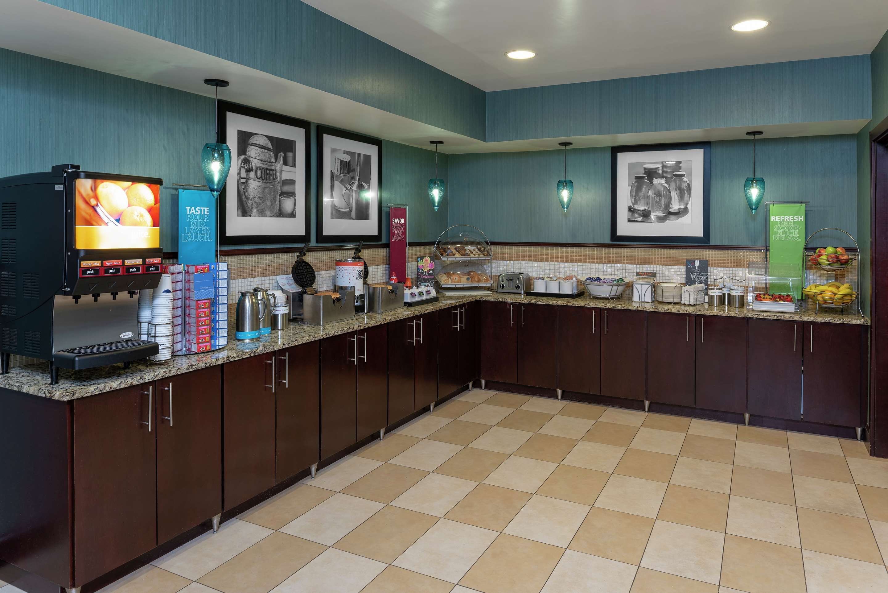Breakfast Area | Hampton Inn East Lansing
