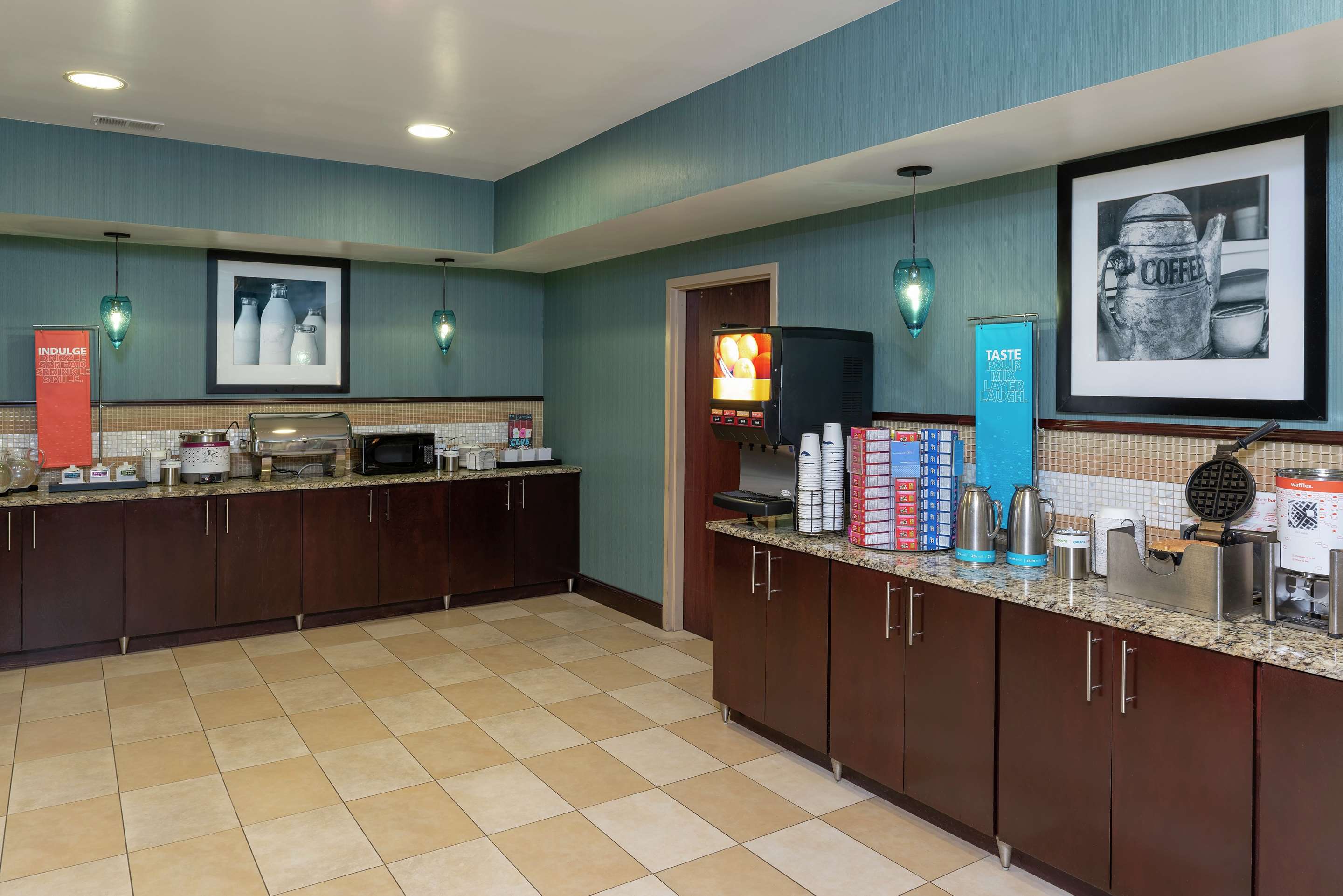 Breakfast Area | Hampton Inn East Lansing