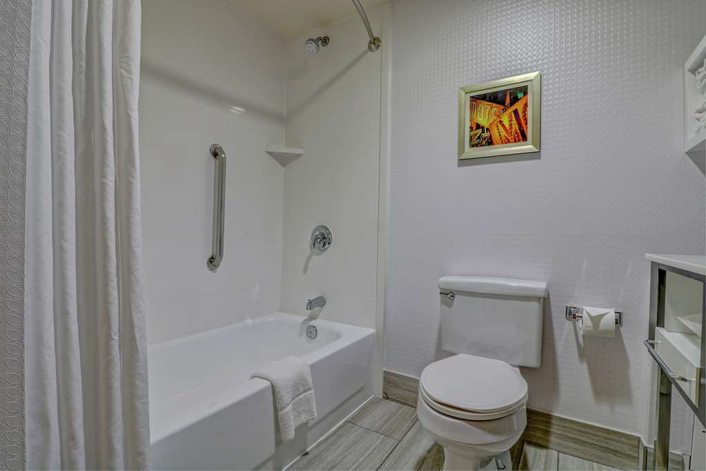Hampton Inn Tropicana Las Vegas - Tap to explore photos