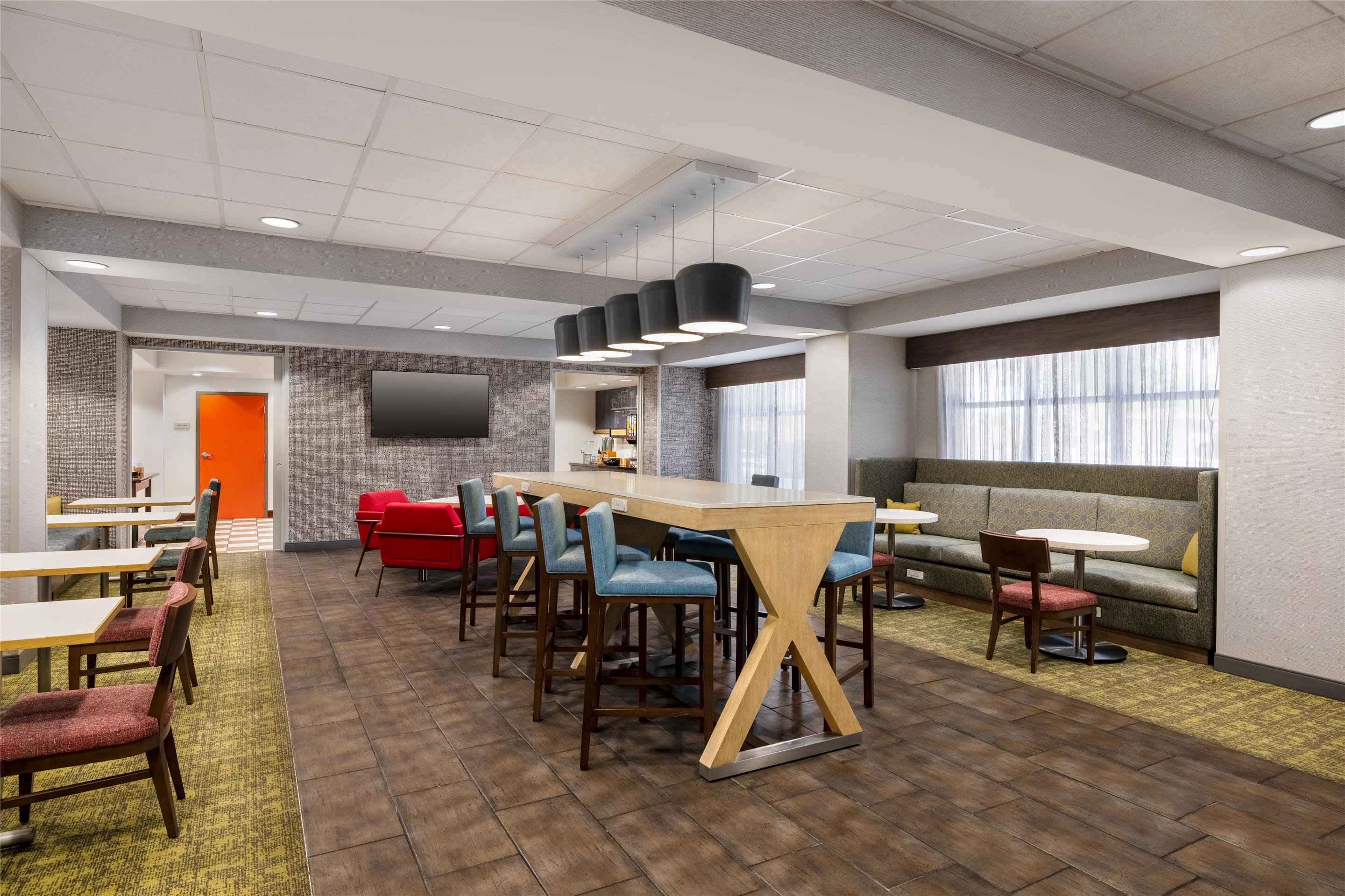 Breakfast Area | Hampton Inn Las Vegas/North Speedway