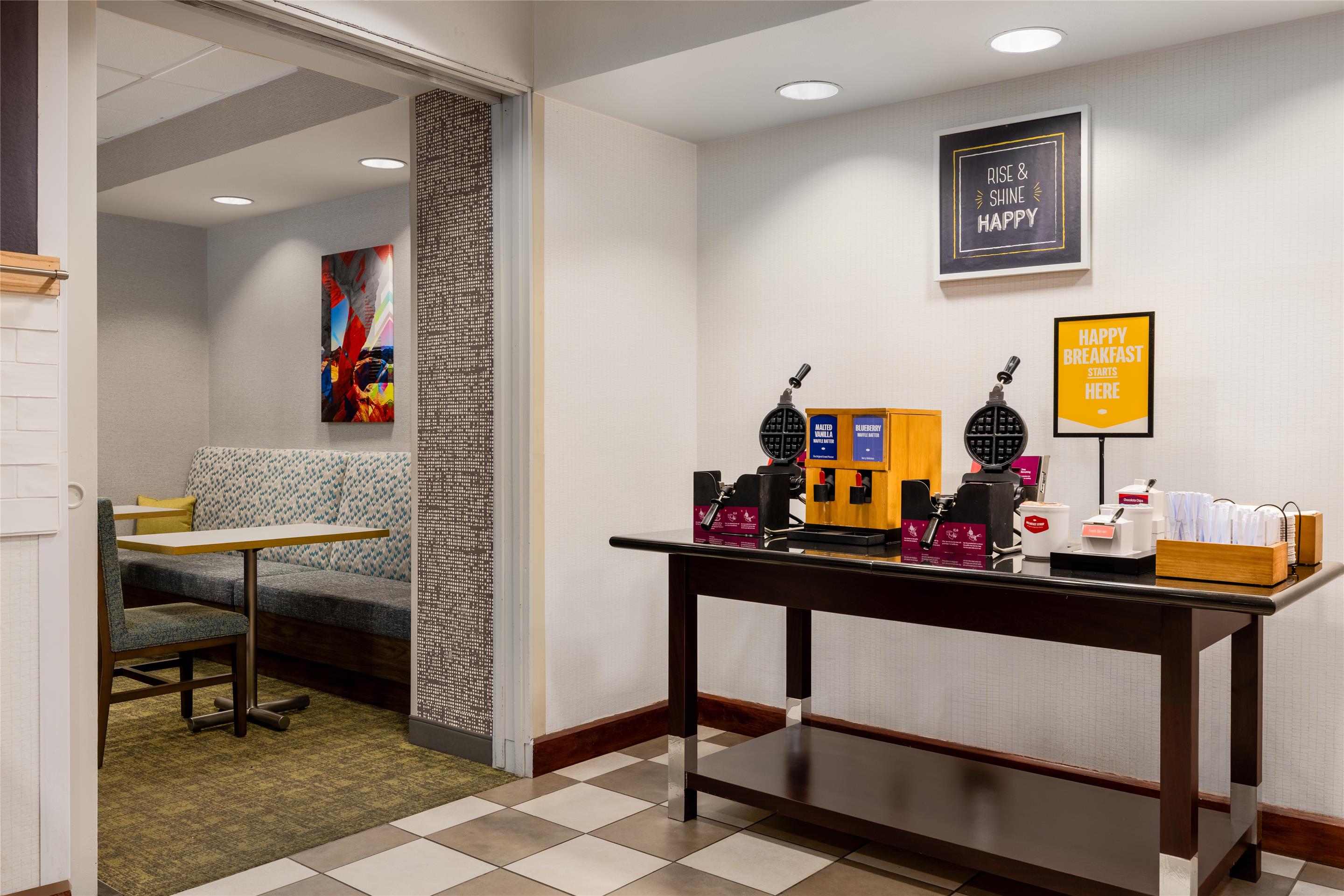 Breakfast Area | Hampton Inn Las Vegas/North Speedway