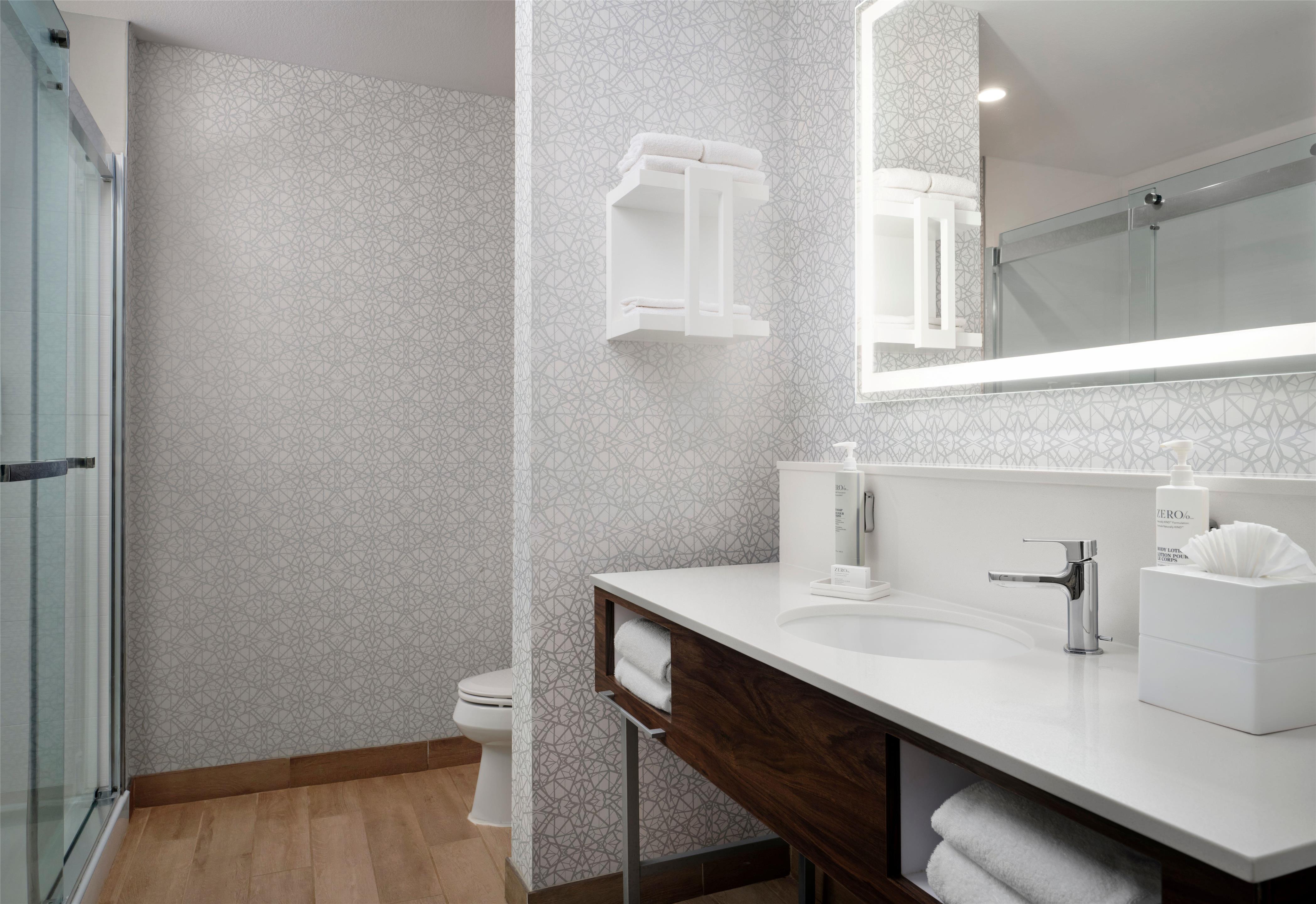 Guest room bath