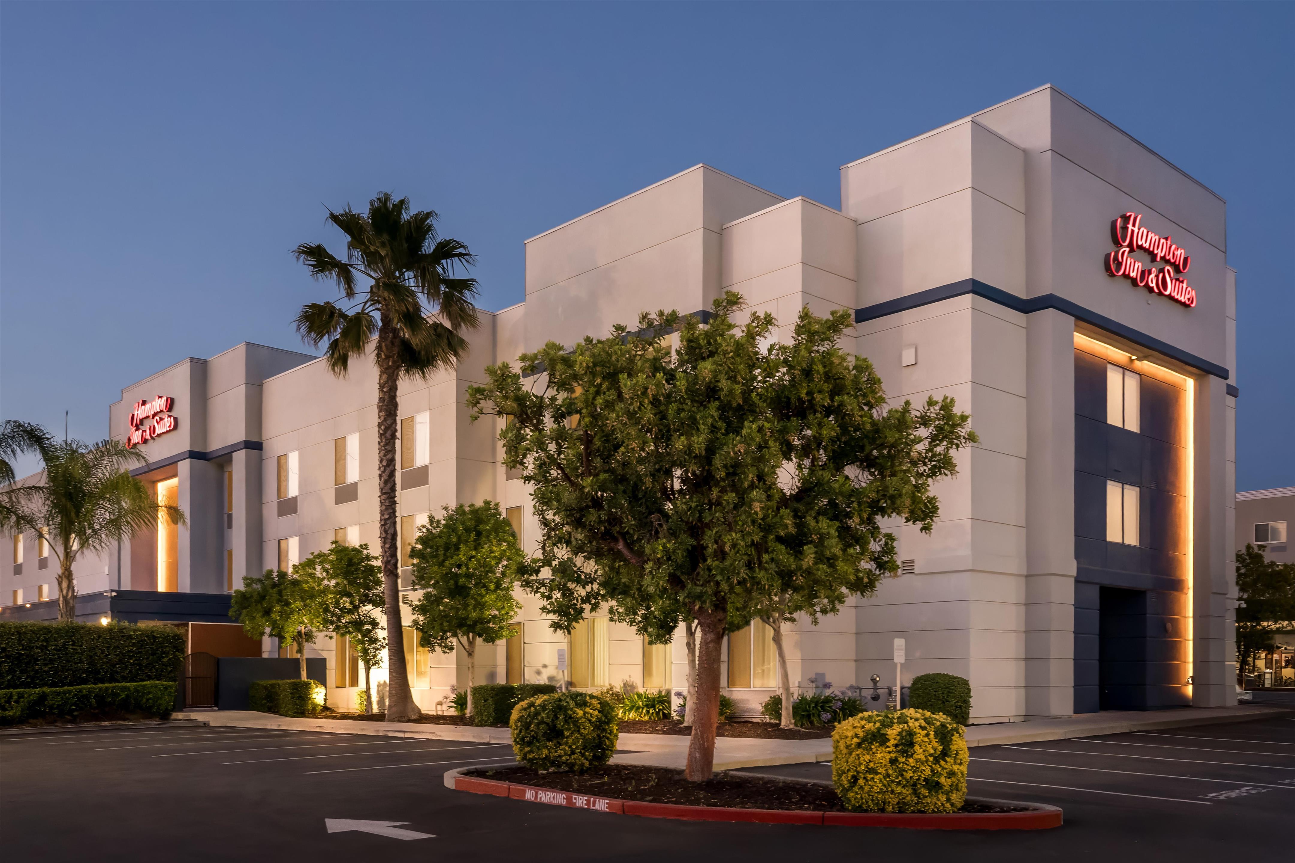 Exterior | Hampton Inn & Suites Lathrop