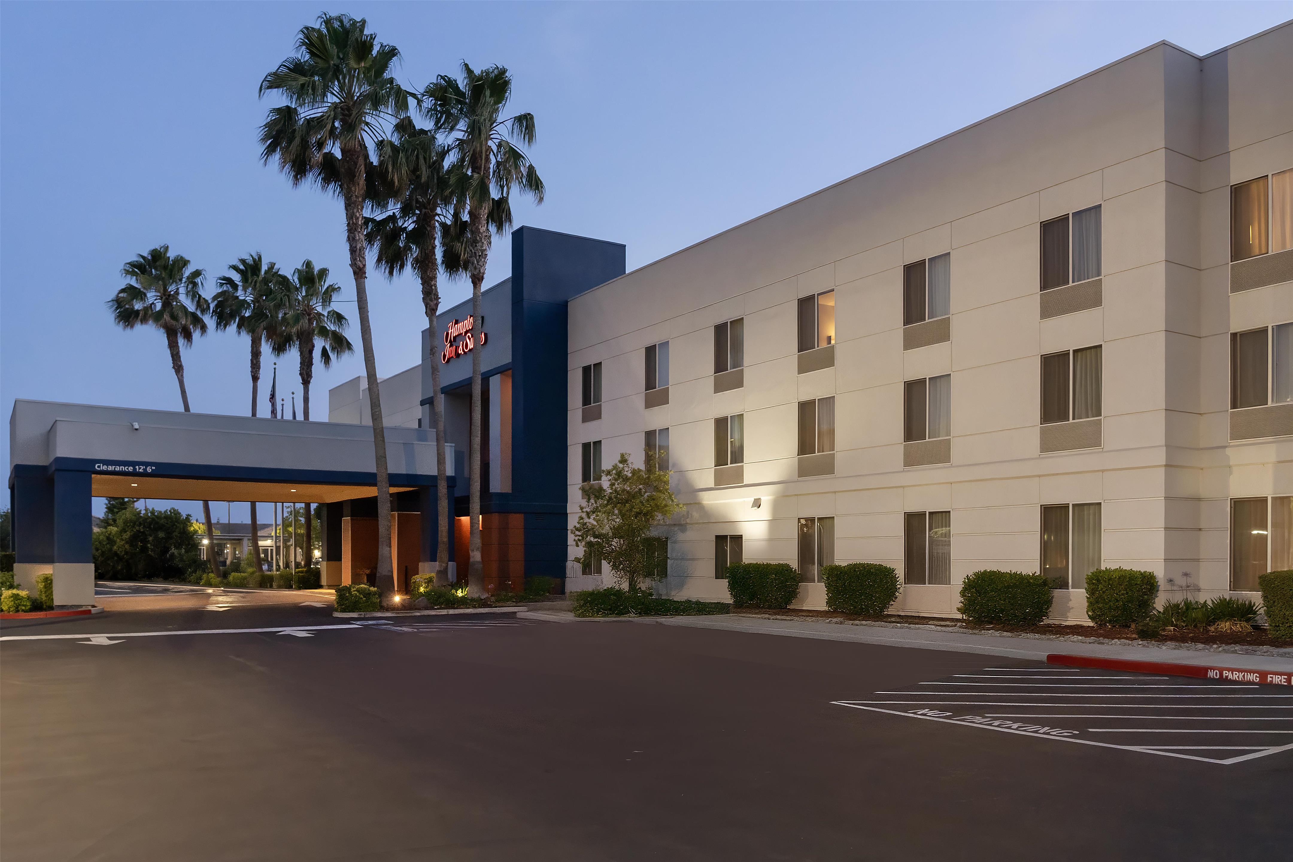Exterior | Hampton Inn & Suites Lathrop