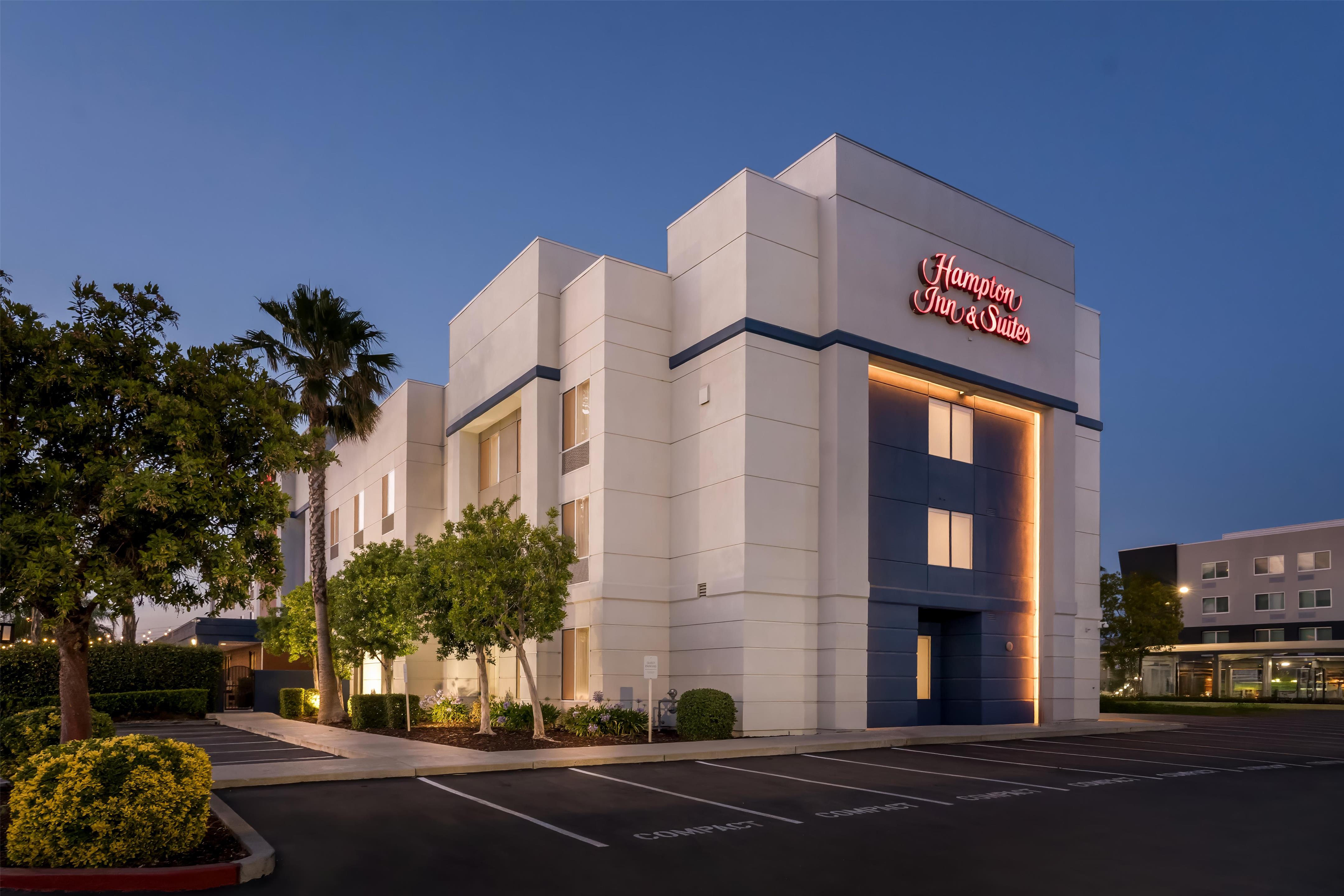 Exterior | Hampton Inn & Suites Lathrop