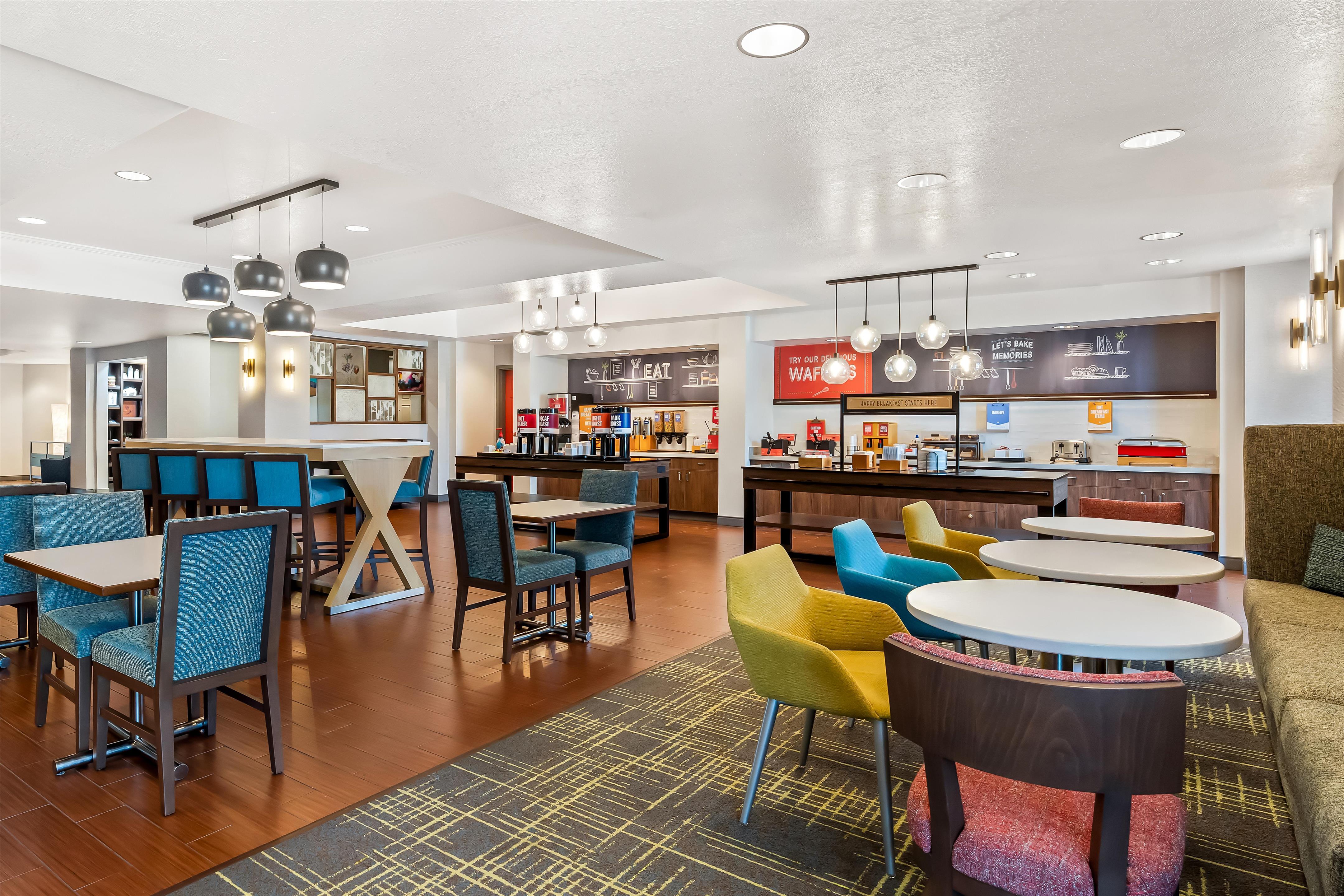 Breakfast Area | Hampton Inn & Suites Lathrop