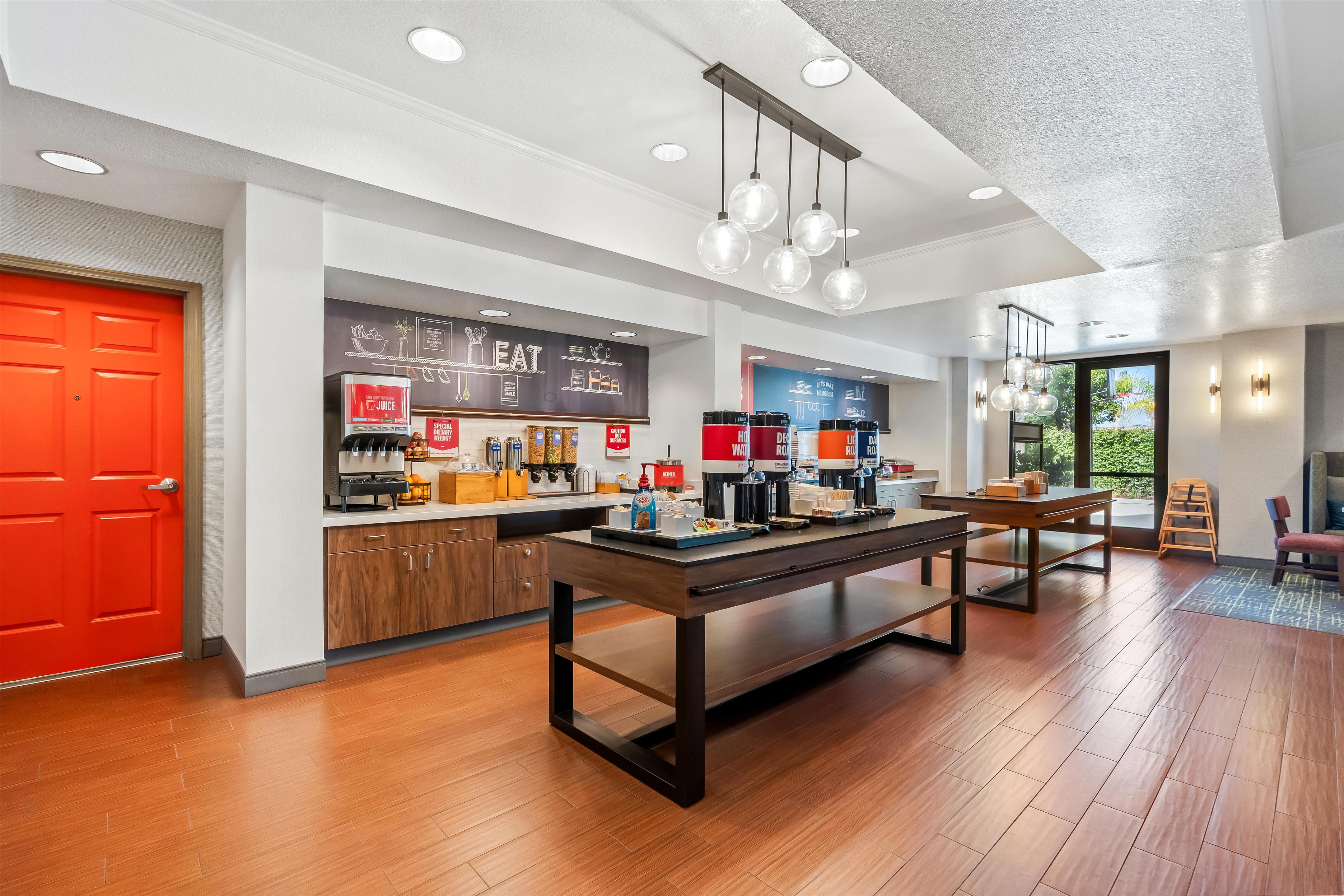 Breakfast Area | Hampton Inn & Suites Lathrop