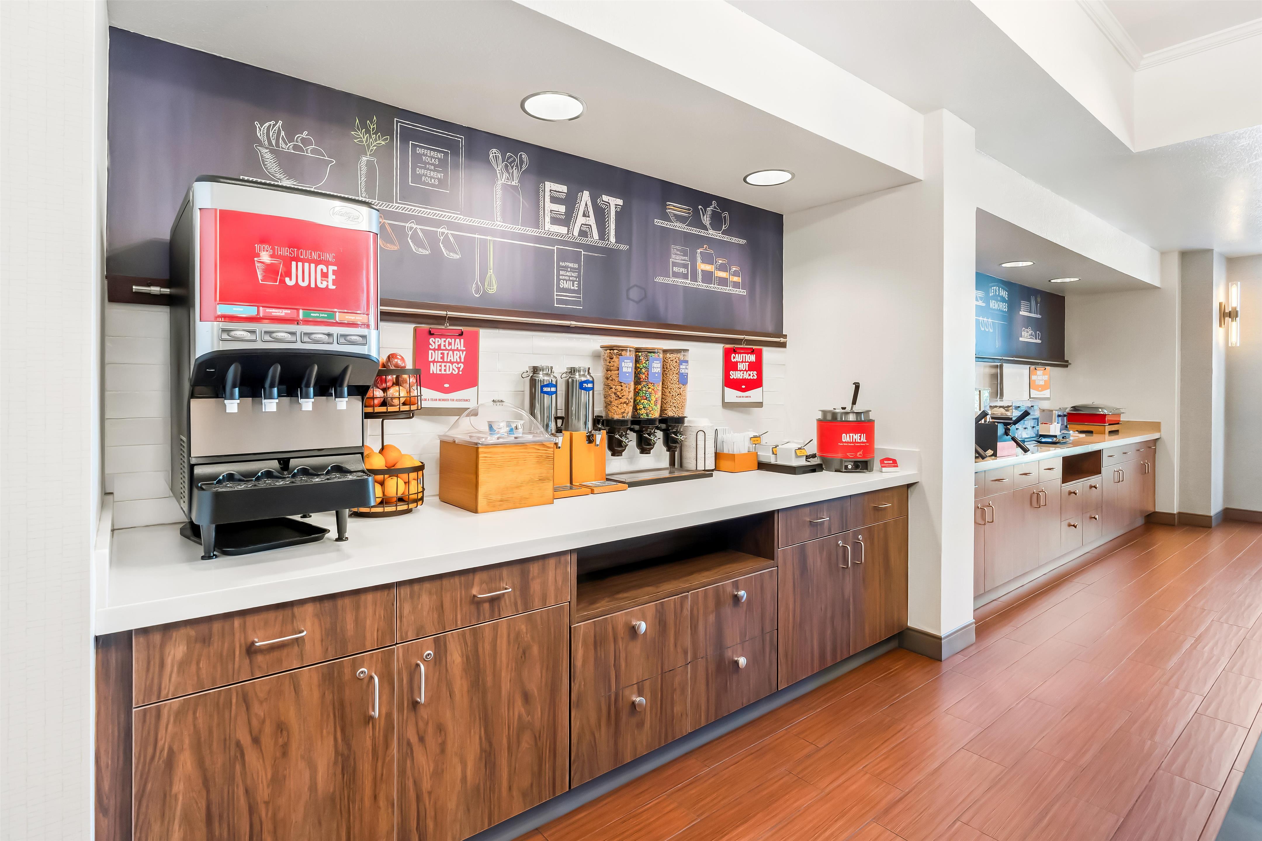 Breakfast Area | Hampton Inn & Suites Lathrop