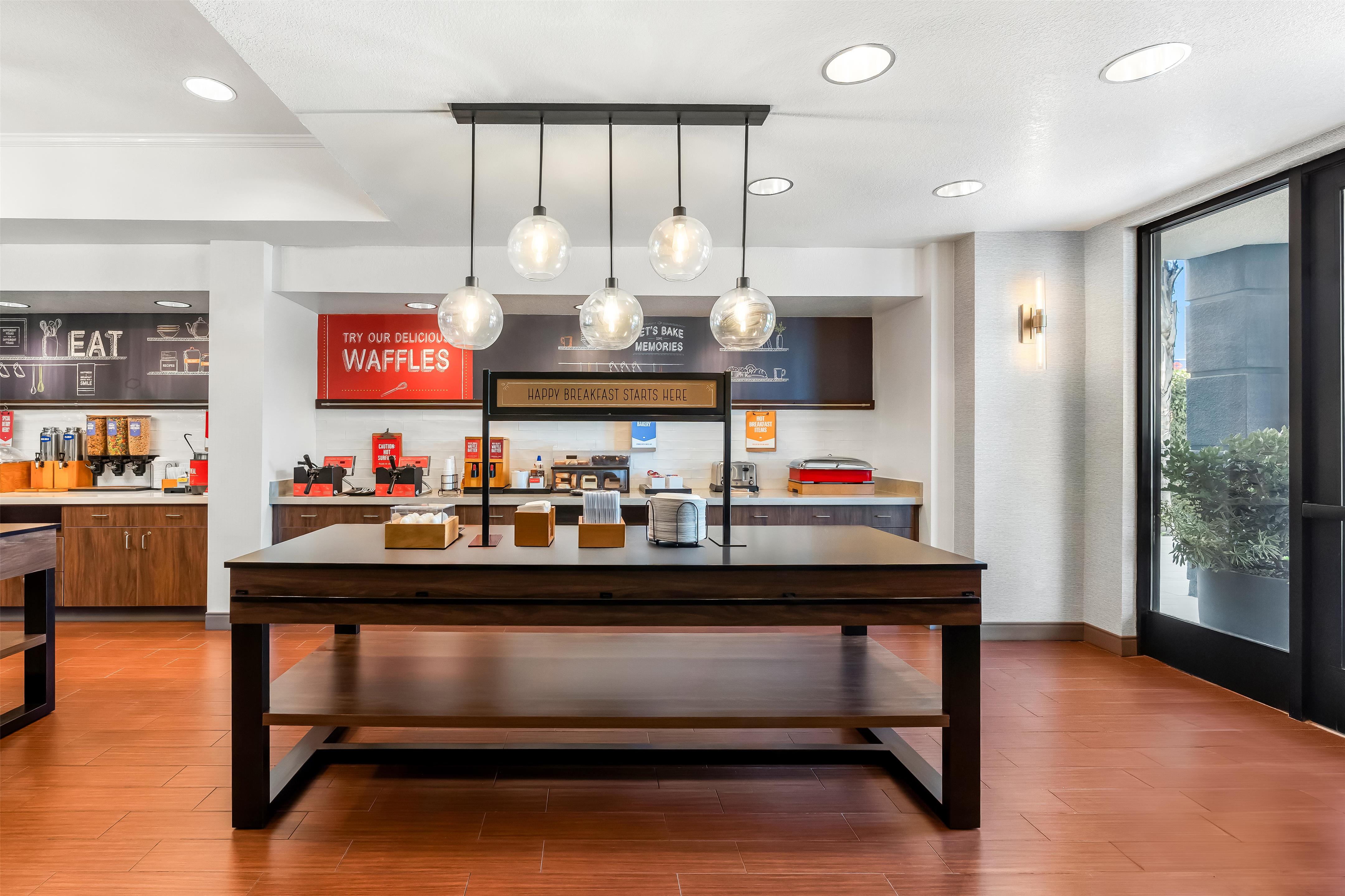 Breakfast Area | Hampton Inn & Suites Lathrop