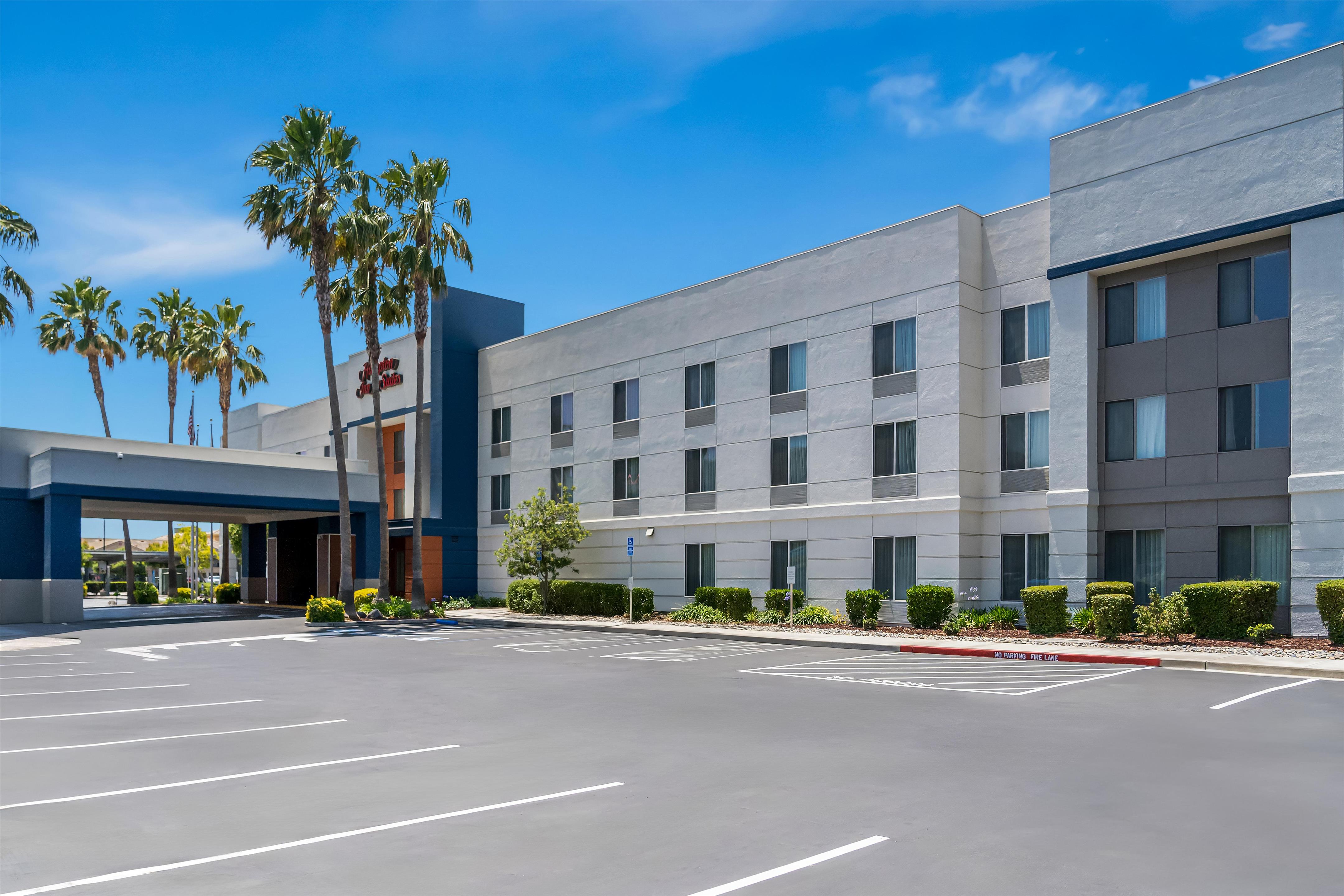 Exterior | Hampton Inn & Suites Lathrop