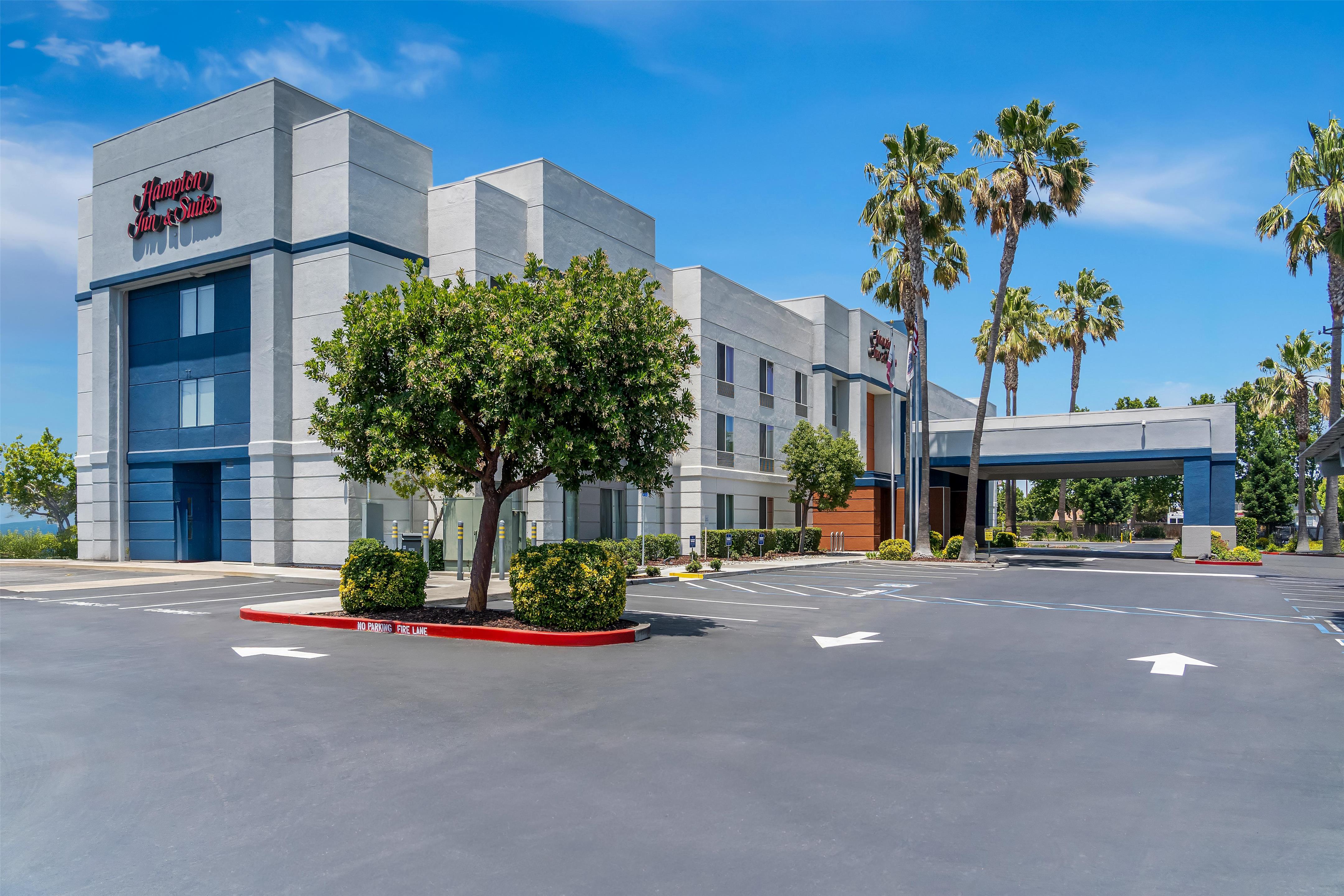 Exterior | Hampton Inn & Suites Lathrop