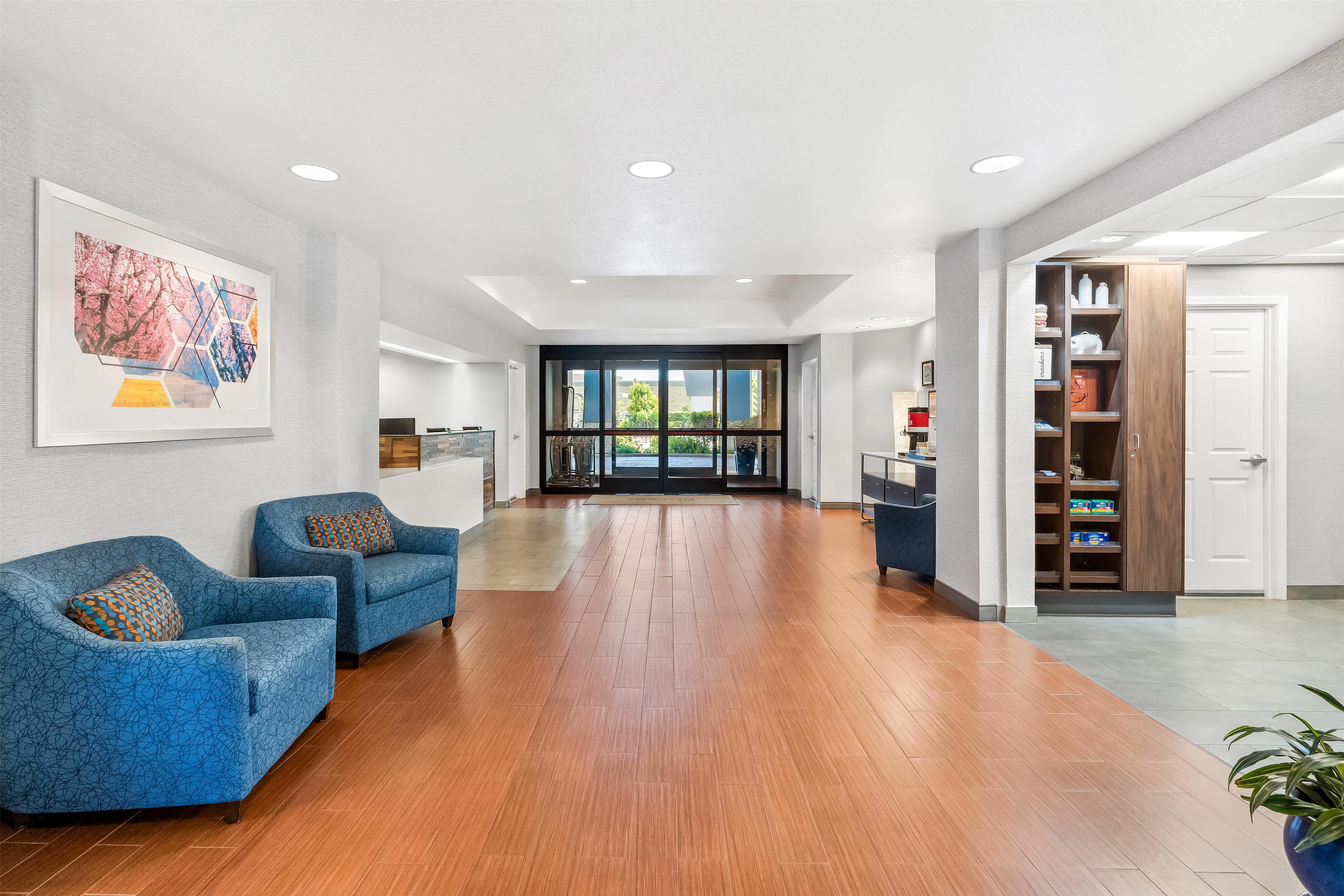 Lobby | Hampton Inn & Suites Lathrop