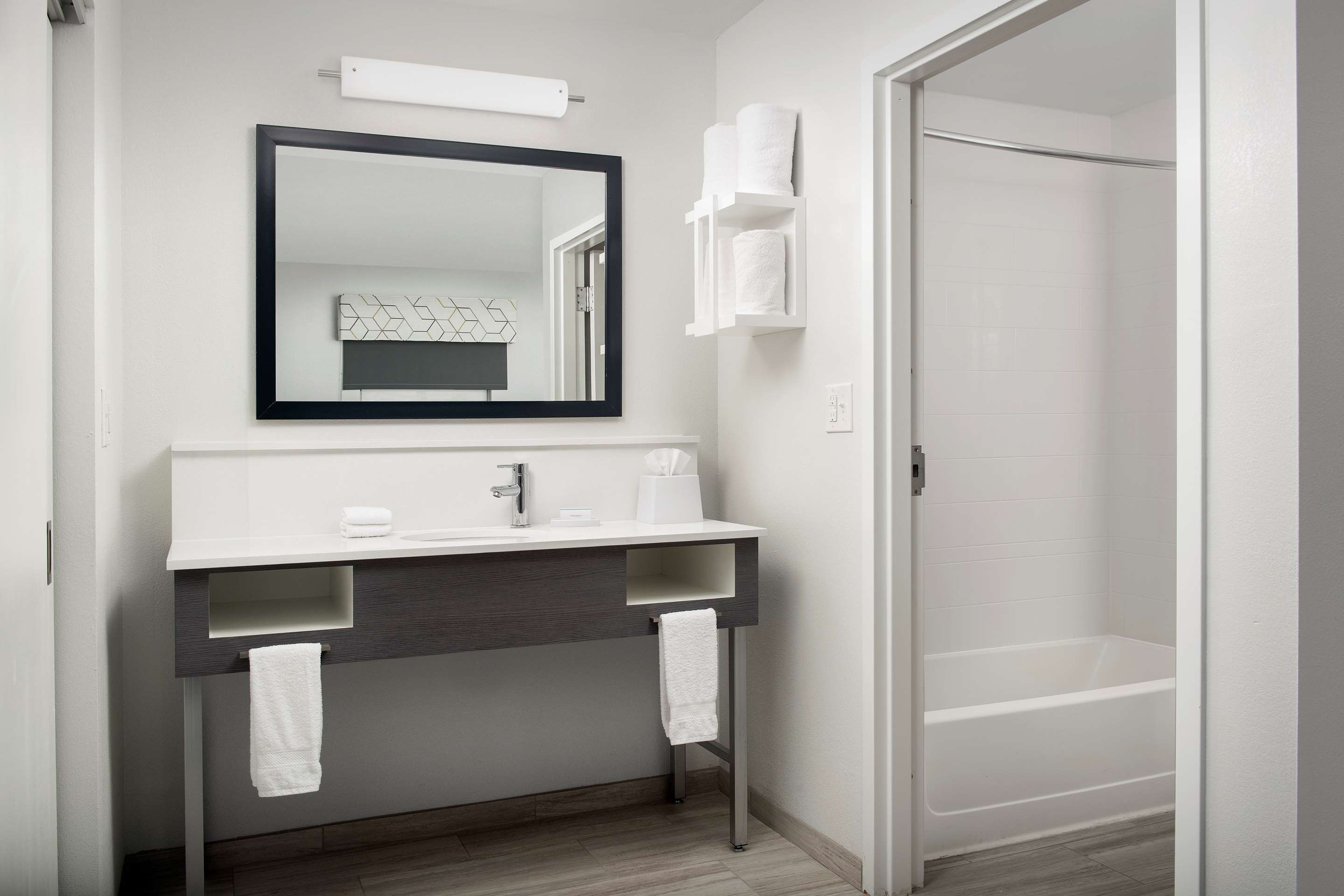 Guest room bath