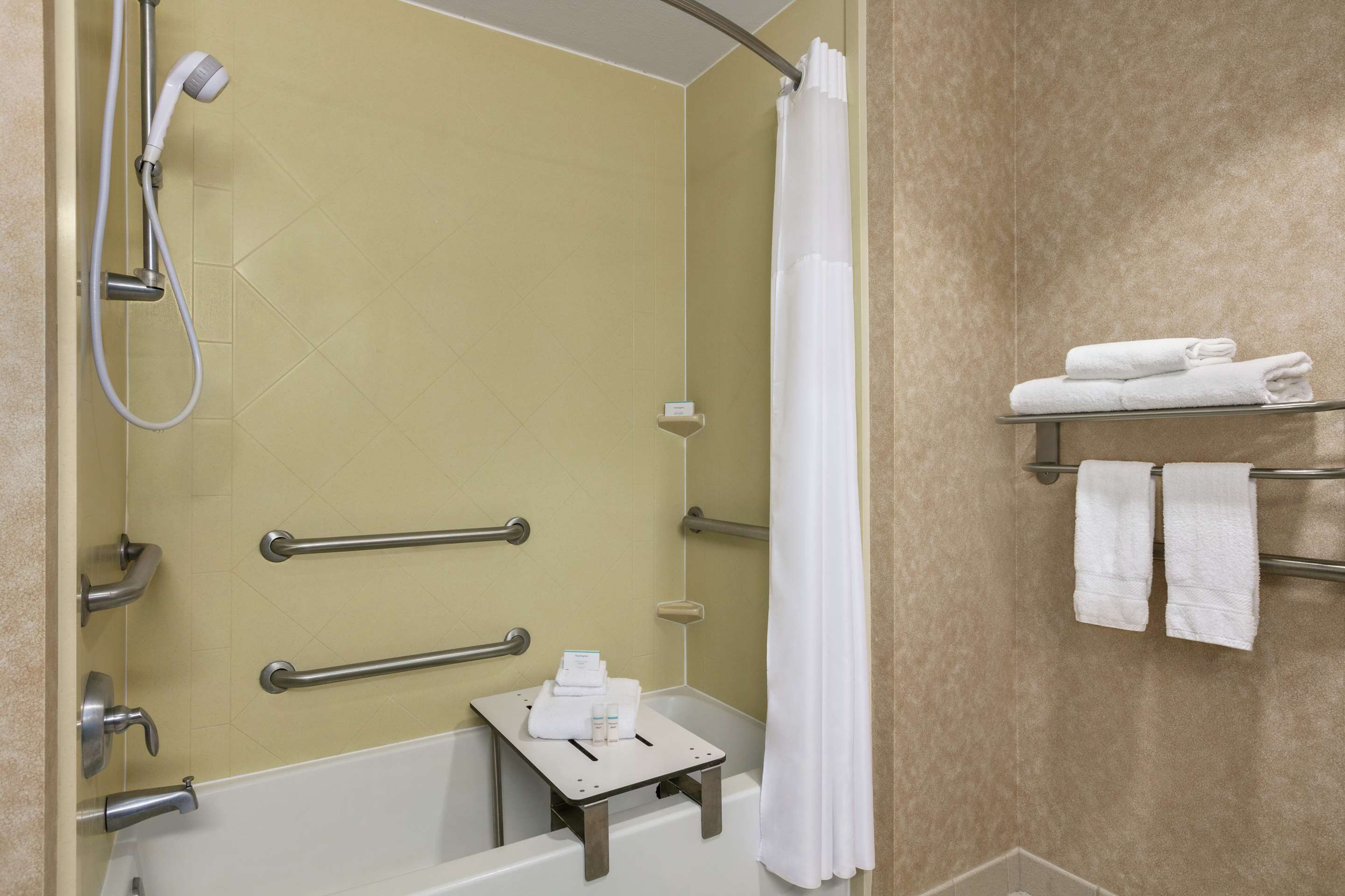 Guest room bath
