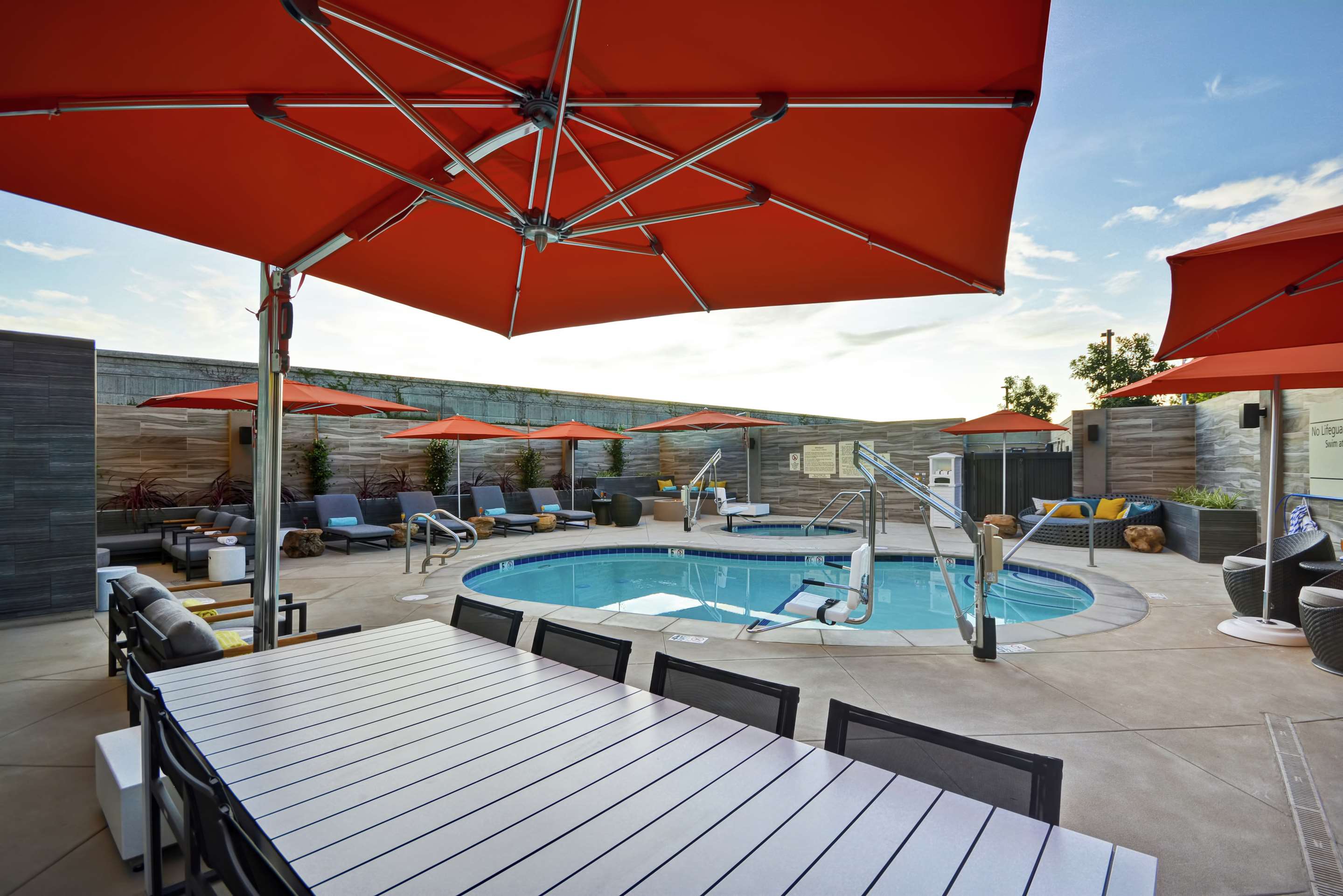 Pool | Hampton Inn & Suites Los Angeles Burbank Airport