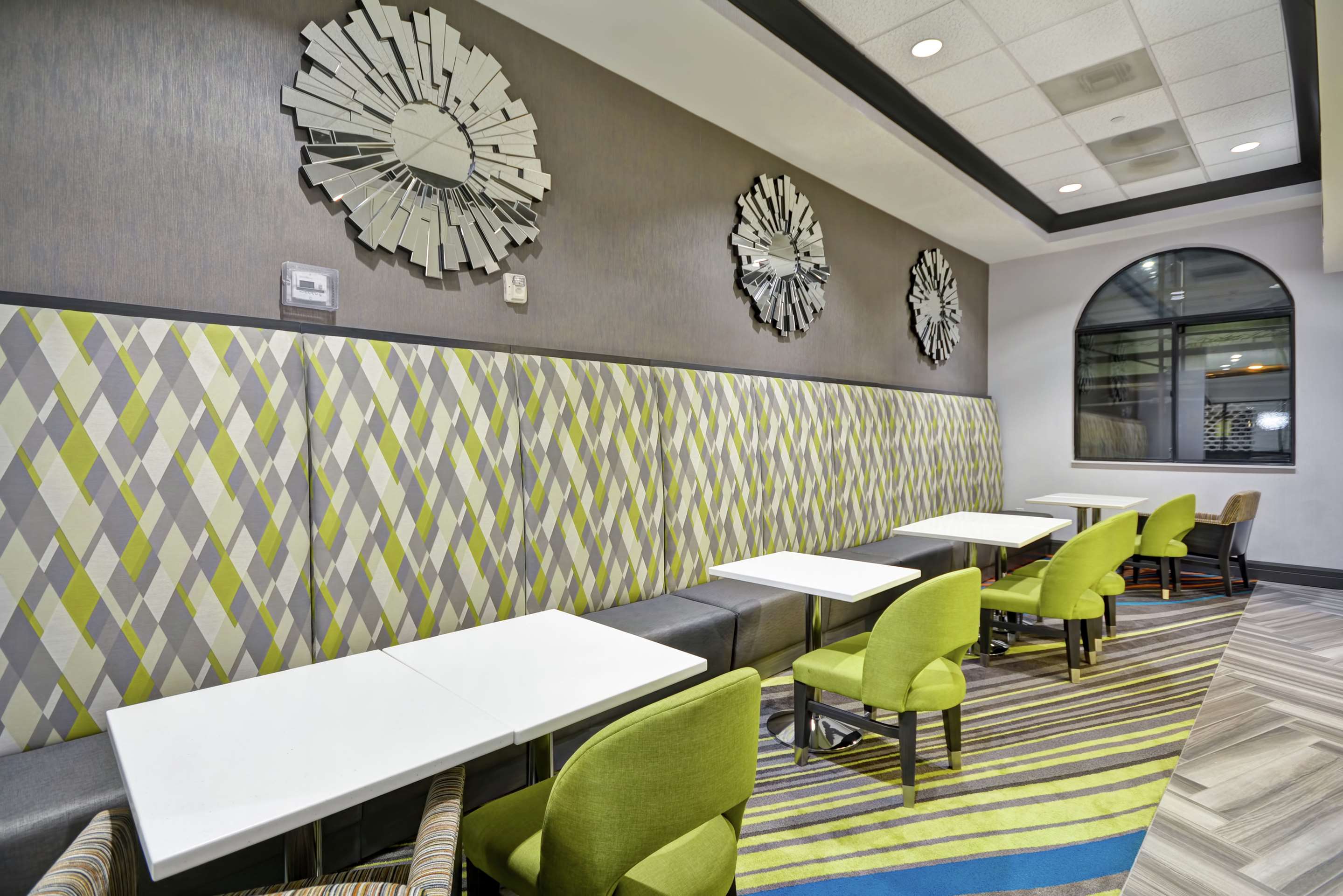 Restaurant | Hampton Inn & Suites Los Angeles Burbank Airport