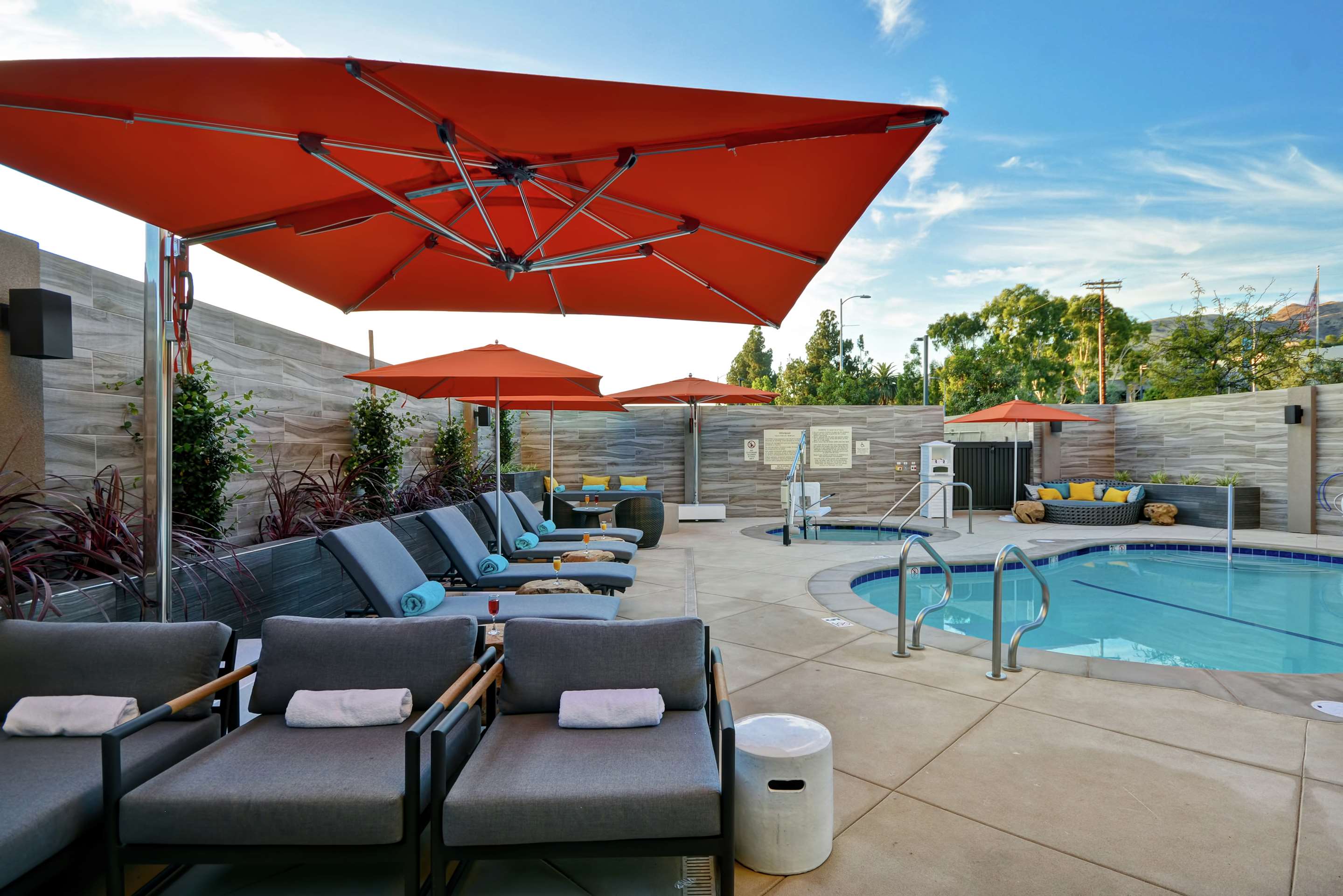 Pool | Hampton Inn & Suites Los Angeles Burbank Airport