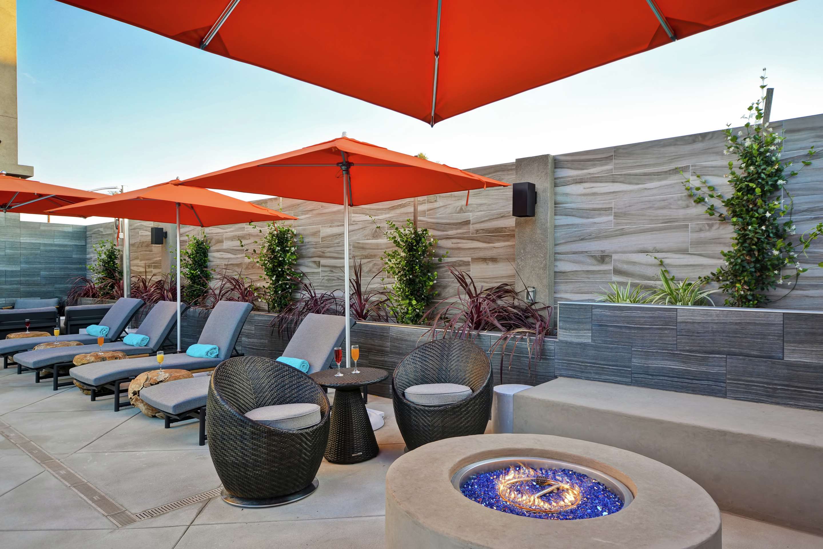 Pool | Hampton Inn & Suites Los Angeles Burbank Airport
